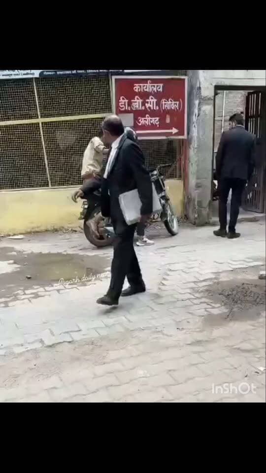 #अलीगढ़ सिविल कोर्ट परिसर में दरोगा का नशे की हालत में वीडियो वायरल, SSP ने तत्काल प्रभाव से किया निलंबित, विभाग में मचा हड़कंप,अलीगढ़। सिविल लाइन थाना क्षेत्र स्थित सिविल कोर्ट परिसर में एक दरोगा का कथित तौर पर नशे की हालत में वीडियो सोशल मीडिया पर वायरल हो रहा है। वीडियो सामने आने के बाद पुलिस विभाग में कार्रवाई की गई है। SSP अलीगढ़ ने संबंधित दरोगा को तत्काल प्रभाव से निलंबित कर दिया है। इस कार्रवाई के बाद पुलिस विभाग में चर्चा तेज हो गई है।
#AligarhPolice #AligarhNews #ViralVideo #UPPolice #BreakingNews #SSPAligarh