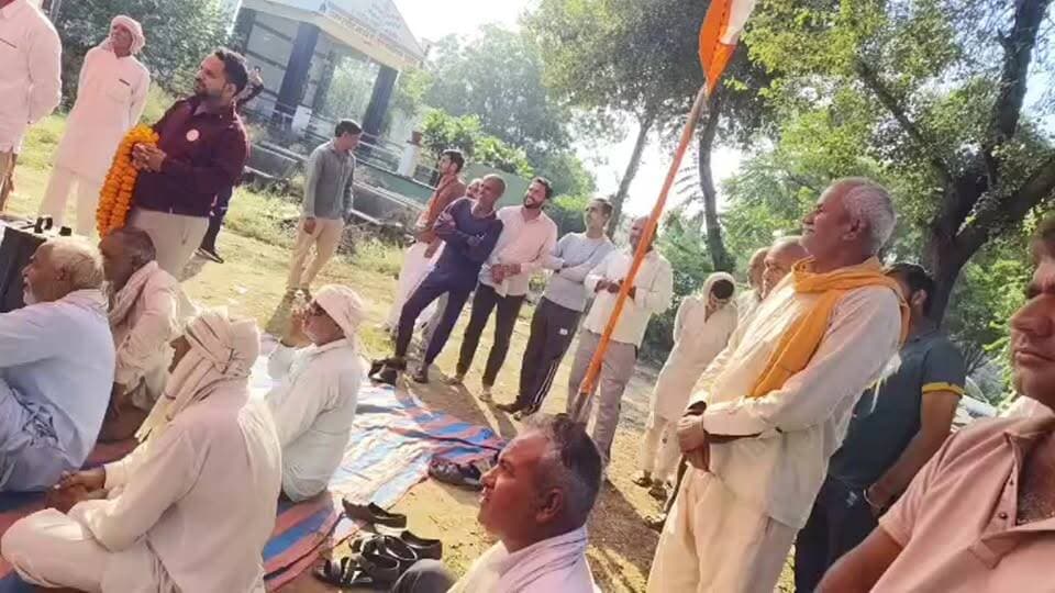 जिला परिषद चुनाव को लेकर के किशनगढ़ बास विधानसभा के विधायक दीपचंद खैरिया व प्रत्याशियों का नया गांव में दौरा ग्रामीणों ने समर्थन देने की कही बात
#RajasthanNews #LatestNews #todaynews #Bhiwadi #Kotkasim #tijara #kotputli #khairtha #Baansur #alwar #Kisngardbaas #jaipur #jodpur #Rajasthanpoliticalnews