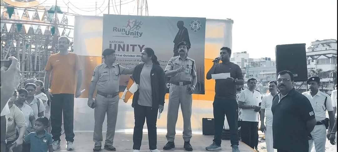 লৌহমানবের জন্মজয়ন্তীতে ঐক্যের দৌড়, বেহালায় কলকাতা পুলিশের ‘রান ফর ইউনিটি’
কলকাতা: ভারতরত্ন সরদার বল্লভ ভাই প্যাটেলের ১০১ তম জন্মজয়ন্তী উপলক্ষে ঐক্য ও সংহতির বার্তা দিল কলকাতা পুলিশ। কলকাতা পুলিশের সাউথ ওয়েস্ট ডিভিশনের উদ্যোগে শনিবার সকালে আয়োজিত হল ‘রান ফর ইউনিটি’ ম্যারাথন দৌড়।
এদিন বেহালার কেএফআর রেলওয়ে ময়দান থেকে এই দৌড় শুরু হয়। অনুষ্ঠানের সূচনা হয় শপথ বাক্য পাঠের মধ্য দিয়ে। উপস্থিত পুলিশ আধিকারিক, কর্মী এবং সাধারণ মানুষ দেশের ঐক্য, অখণ্ডতা ও নিরাপত্তা রক্ষার শপথ নেন।
সাউথ ওয়েস্ট ডিভিশনের পুলিশ আধিকারিকরা জানান, সরদার প্যাটেলের আদর্শে অনুপ্রাণিত হয়ে দেশের একতা বজায় রাখতেই এই উদ্যোগ। ম্যারাথনে পুলিশের পাশাপাশি বহু সাধারণ মানুষ, অংশ নেন।
ঐক্যের বার্তা নিয়ে এই দৌড় গোটা এলাকা পরিক্রমা করে।
#Kolkatapoliceforce #kolkatapolicemarathon #kolkatapolicehalfmarathon #kolkatapolicemainexamclass #kolkatapolicetrainingacademy #KOLKATAPOLICE #kolkatatriffic