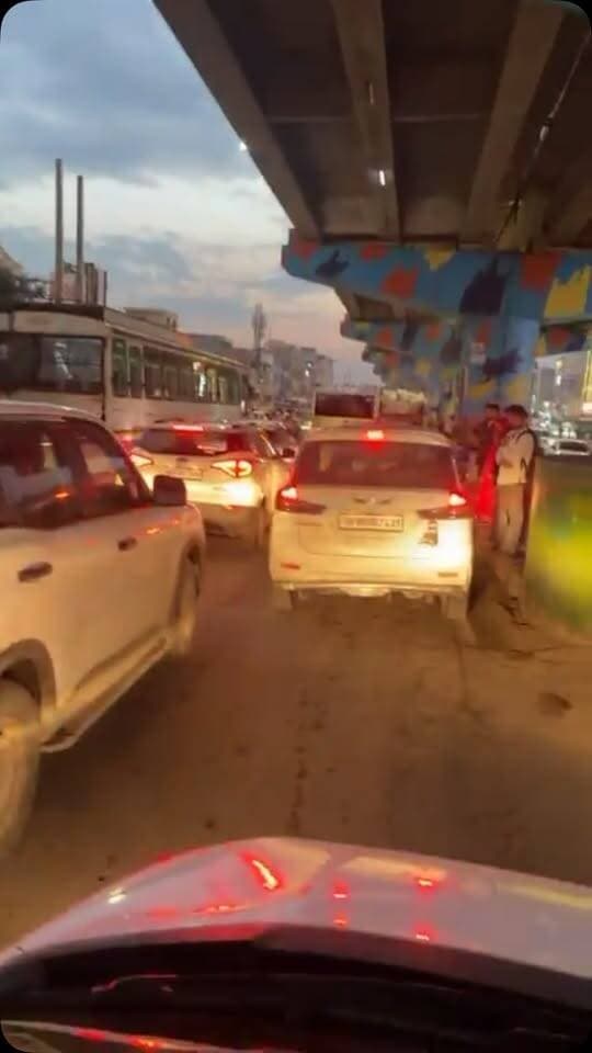 पलवल में अवैध पार्किंग और ईको ऑटो की मनमानी से लगा भीषण जाम!
अलावलपुर चौक से आगरा चौक होते हुए पूरे मार्केट तक जाम
पलवल में अवैध पार्किंग और जगह-जगह ईको ऑटो रोककर सवारियां बैठाने के चलते यातायात व्यवस्था पूरी तरह चरमराई हुई है। #palwal #palwalnews #viralpost #haryana_vale #haryanavoicepalwalsocial