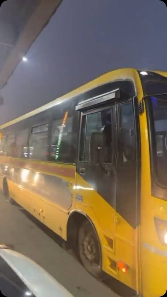 पलवल में अवैध पार्किंग और ईको ऑटो की मनमानी से लगा भीषण जाम!
अलावलपुर चौक से आगरा चौक होते हुए पूरे मार्केट तक जाम
पलवल में अवैध पार्किंग और जगह-जगह ईको ऑटो रोककर सवारियां बैठाने के चलते यातायात व्यवस्था पूरी तरह चरमराई हुई है। #palwal #TrafficRules #NewsUpdate #livenews #indiavoice24
