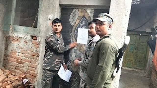 चलकुशा : फरार अभियुक्त के घर पुलिस ने की कुर्की-जब्ती की कारवाई
चलकुशा : थाना कांड संख्या 71/25 के फरार अभियुक्त डेगनी देवी, पति जिबलाल साव के विरुद्ध माननीय न्यायालय के आदेश पर पुलिस ने कुर्की-जब्ती की कार्रवाई की। थाना प्रभारी नरेंद्र कुमार पांडेय एवं एसआई आलोक कुमार सोरेन के नेतृत्व में पुलिस टीम अभियुक्त के घर पहुंची और न्यायिक आदेश के आलोक में कुर्की-जब्ती की प्रक्रिया पूरी की। कार्रवाई के दौरान घर से किसी भी प्रकार की चल-अचल संपत्ति बरामद नहीं हुई। इसके बाद पुलिस ने मकान पर कुर्की का इश्तहार चिपकाया। पुलिस ने बताया कि फरार अभियुक्त की गिरफ्तारी के लिए लगातार छापेमारी की जा रही है।