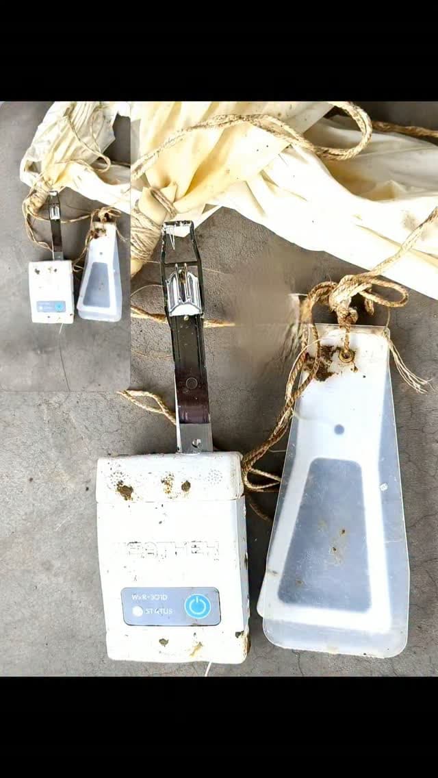 हजारीबाग: बड़कागांव में आसमान से गिरी रहस्यमयी मशीन, फटे गुब्बारे के साथ मिला दक्षिण कोरिया निर्मित उपकरण; ग्रामीणों में मचा कौतूहल
हजारीबाग (झारखंड): झारखंड के हजारीबाग जिले के बड़कागांव प्रखंड अंतर्गत सिकरी गांव में आसमान से एक रहस्यमयी उपकरण गिरने की घटना सामने आई है। खेत में फटे हुए गुब्बारे के साथ एक इलेक्ट्रॉनिक मशीन मिलने से ग्रामीणों के बीच तरह-तरह की चर्चाएं शुरू हो गईं। शुरुआत में लोग इसे किसी अज्ञात अंतरिक्ष उपकरण या जासूसी मशीन के रूप में देखने लगे, लेकिन मौसम विभाग की जानकारी के बाद इस रहस्य से पर्दा उठ गया।
मिली जानकारी के अनुसार, ग्रामीणों को गुब्बारे से जुड़ा एक उपकरण दिखाई दिया। इसके बाद इसकी सूचना पुलिस को दी गई। पुलिस ने मौके पर पहुंचकर उपकरण को अपने कब्जे में ले लिया।
दक्षिण कोरिया में निर्मित है रेडियोसोंडे, मॉडल WHR-301D
उपकरण पर लगे लेबल के अनुसार, यह दक्षिण कोरिया की कंपनी द्वारा निर्मित वेदर्ली (Weatherly) कंपनी का रे�
