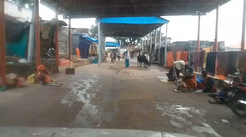 चित्रकूट - पांच दिवसीय दीपावली मेला को दृष्टिगत रखते हुए परिक्रमा मार्ग सहित पूरे चित्रकूट में सड़कों को खाली करने हेतु दुकानदारों से की जा रही अपील, अनाउंसमेंट के जरिये लोगो से अपील करते हुए दी जा रही समझाइस।