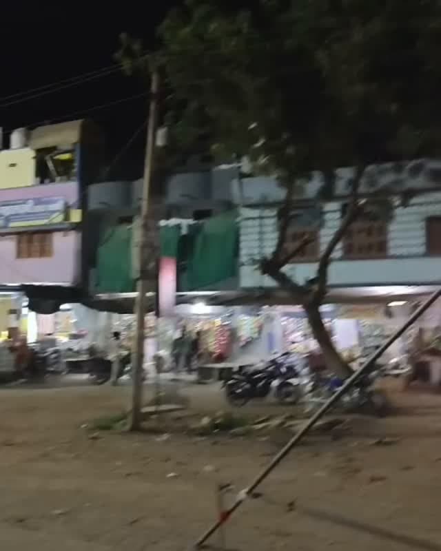 ग्राम पंचायत शंभूपुरा का 7 वर्षों का ऐतिहासिक विकास....!
चित्तौड़गढ़। शंभूपुरा से निवर्तमान सरपंच ने दिन के उजाले की एक वीडियो जारी कर बताया को चित्तौड़ ओर निम्बाहेड़ा के बीच एकमात्र शंभूपुरा जहा मेने जगह जगह रोड लाइट लगवाई, वही ग्रामीणों ने रात के अंधेरे में बताया विकास को आइना, जहा मुख्य बाजार में ही अंधेरा छाया हुआ, वीडियो जमकर हो रहा वायरल, सरपंच के दावों को ग्रामीणों ने बताया झूठा, ग्रामीणों ने कहा विकास तो ऐसे ही नजर आता उसे बताने की जरूरत नही बढ़ती, जनता बदलाव चाहती है.....!!
@ramprasad_jat_1555 @team1555_ #vdn #news #shambhupura