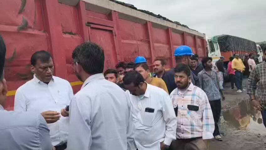 बिड़ला माइंस के खिलाफ फूटा ग्रामीणों का आक्रोश
जिला पंचायत सदस्य जगन्नाथ शर्मा का मिला साथ ग्रामीणों के रोजगार के हक में बिड़ला के खिलाफ किया विरोध प्रदर्शन