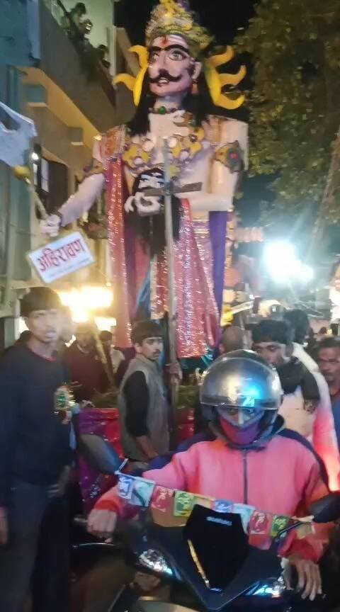 अल्मोड़ा में दशहरे की रौनक, मिलन चौक से स्टेडियम रवाना हुआ रावण का पुतला
अल्मोड़ा में दशहरा महोत्सव के बीच रावण के पुतले की शोभायात्रा निकली। मिलन चौक के पास से रावण का पुतला स्टेडियम के लिए रवाना हुआ।
#अल्मोड़ा #अल्मोड़ादशहरा #दशहरामहोत्सव #उत्तराखंड #UttraNews