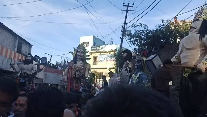 अल्मोड़ा का ऐतिहासिक दशहरा महोत्सव शुरू 🔥
अल्मोड़ा में दशहरा महोत्सव की रौनक छाने लगी है। रावण परिवार के पुतलों के आने का सिलसिला लगातार जारी है। शहर में दशहरे को लेकर उत्साह बढ़ने लगा है और लोगों की भारी भीड़ इस मौके पर मौजूद है।
📸 अल्मोड़ा दशहरा महोत्सव की ताजा तस्वीरें…
#अल्मोड़ा #AlmoraDussehra #दशहरामहोत्सव #उत्तराखंड #UttraNews