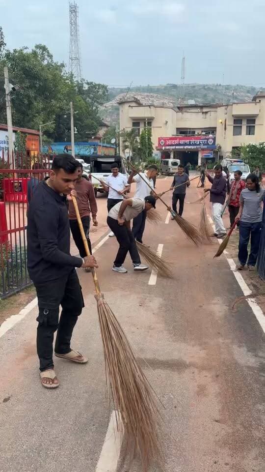 लोह पुरुष सरदार वल्लभभाई पटेल की जयंती पर जिले में विभिन्न कार्यक्रमों का आयोजन
शेखपुरा। देश के प्रथम उप प्रधानमंत्री एवं लौह पुरुष सरदार वल्लभभाई पटेल की जयंती के अवसर पर जिले में विभिन्न कार्यक्रमों का आयोजन किया गया। इस दौरान सरदार वल्लभभाई पटेल को श्रद्धापूर्वक याद करते हुए उनके चित्र पर माल्यार्पण एवं पुष्प अर्पित कर उन्हें नमन किया