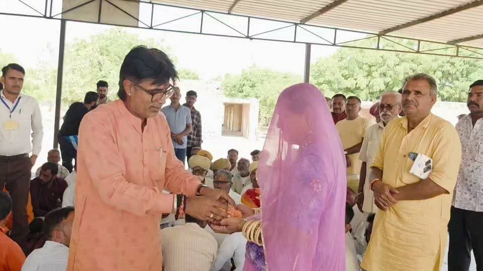 ग्राम पंचायत लंगेरा में शांति देवी को निर्विरोध उप सरपंच चुना गया।
भूरसिंह सी लंगेरा Durg Singh Rajpurohit बाड़मेर की धड़कन