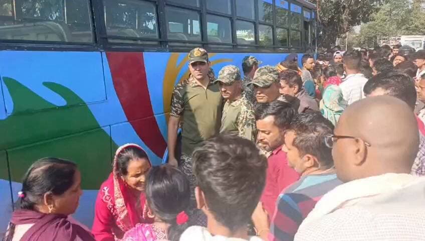 गग्गल चौक पर भारी हंगामा! बस के शीशे तोड़े!! #BreakingNews #Gaggal #GaggalNews #Kangra #KangraNews #HimachalNews #HimachalPradesh #Dharamshala #Shahpur #RoadAccident #BusAccident #ScootyAccident #AccidentNews #Protest #PublicProtest #TrafficJam #BreakingHimachal #LatestNews #HimachalBreaking #KangraBreaking #GroundReport #LiveNews #EkNazarHimachalNews #एक_नजर_हिमाचल_न्यूज