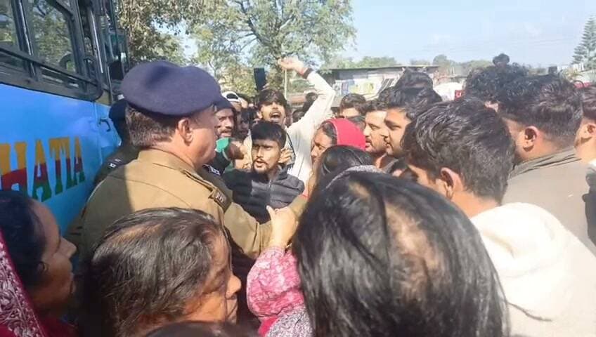 गग्गल में हादसे के बाद भारी बवाल! स्कूटी चालक की मौत, ग्रामीणों का गुस्सा फूटा, लगा लंबा जाम #BreakingNews #Gaggal #GaggalNews #Kangra #KangraNews #HimachalNews #HimachalPradesh #Dharamshala #Shahpur #RoadAccident #BusAccident #ScootyAccident #AccidentNews #Protest #PublicProtest #TrafficJam #BreakingHimachal #LatestNews #HimachalBreaking #KangraBreaking #GroundReport #LiveNews #EkNazarHimachalNews #एक_नजर_हिमाचल_न्यूज