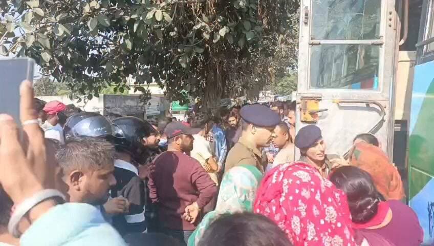 कांगड़ा में सड़क हादसे के बाद बवाल, शाहपुर जा रही बस बनी हादसे का कारण #BreakingNews #Gaggal #GaggalNews #Kangra #KangraNews #HimachalNews #HimachalPradesh #Dharamshala #Shahpur #RoadAccident #BusAccident #ScootyAccident #AccidentNews #Protest #PublicProtest #TrafficJam #BreakingHimachal #LatestNews #HimachalBreaking #KangraBreaking #GroundReport #LiveNews #EkNazarHimachalNews #एक_नजर_हिमाचल_न्यूज