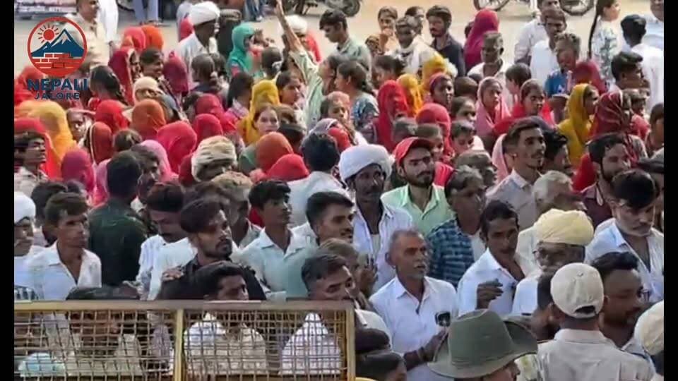 आलासन चुनाव विवाद पहुंचा जालोर, प्रकाश कंवर के समर्थकों ने निष्पक्ष जांच की मांग उठाई : जालोर। आलासन ग्राम पंचायत में सरपंच चुनाव की मतगणना को लेकर विवाद अब जिला मुख्यालय तक पहुंच गया है। सरपंच प्रत्याशी प्रकाश कंवर के समर्थक करण सिंह जैतावत सहित बड़ी संख्या में समर्थक जालोर पहुंचे। उन्होंने मतगणना में अनियमितता के आरोप लगाते हुए मामले की निष्पक्ष जांच करवाने और न्याय दिलाने की मांग उठाई। समर्थकों ने चुनाव प्रक्रिया की पारदर्शिता पर सवाल खड़े करते हुए प्रशासन से उचित कार्रवाई की मांग की।