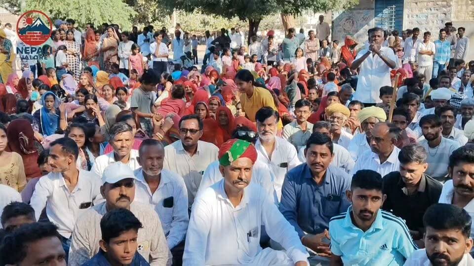 आलासन में सरपंच चुनाव परिणाम में देरी पर ग्रामीणों का प्रदर्शन, बूथ के बाहर डाला डेरा : जालोर जिले की आलासन ग्राम पंचायत में सरपंच चुनाव के परिणाम घोषित होने में देरी को लेकर ग्रामीणों में नाराजगी देखने को मिली। परिणाम का इंतजार कर रहे ग्रामीणों ने बूथ के बाहर डेरा डाल दिया। इस दौरान बड़ी संख्या में ग्रामीण एकत्रित हो गए और प्रदर्शन शुरू कर दिया। देखते ही देखते भीड़ बढ़ गई और माहौल तनावपूर्ण हो गया। इस बीच दोबारा मतगणना में रकमा कंवर को 1294 और प्रकाश कंवर को 1293 वोट मिले, जिससे रकमा कंवर एक वोट से विजयी हुई।
