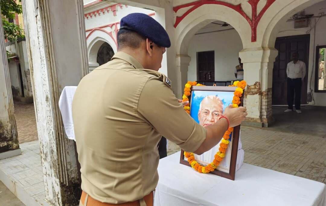 राष्ट्रीय एकता दिवस के अवसर पर पुलिस अधीक्षक प्रतापगढ़ कार्यालय में लौह पुरुष सरदार वल्लभभाई पटेल जी की 151वीं जयंती श्रद्धा एवं सम्मान के साथ मनाई गई।
लौह पुरुष, भारत रत्न सरदार वल्लभभाई पटेल जी की 151वीं जयंती के अवसर पर पुलिस अधीक्षक प्रतापगढ़ कार्यालय में राष्ट्रीय एकता दिवस मनाया गया। इस अवसर पर पुलिस अधीक्षक प्रतापगढ़ श्री दीपक भूकर द्वारा सरदार वल्लभभाई पटेल जी के चित्र पर माल्यार्पण एवं पुष्पांजलि अर्पित कर श्रद्धासुमन अर्पित किए गए।
➡️ कार्यक्रम में अपर पुलिस अधीक्षक (पूर्वी) श्री आलोक कुमार, अपर पुलिस अधीक्षक (पश्चिमी) श्री बृजनन्दन राय, क्षेत्राधिकारी नगर श्री आशुतोष मिश्रा सहित अन्य वरिष्ठ पुलिस अधिकारी एवं कर्मचारीगण उपस्थित रहे।
➡️ इस अवसर पर पुलिस अधीक्षक महोदय द्वारा उपस्थित पुलिस अधिकारियों एवं कर्मचारियों को राष्ट्र की एकता, अखंडता एवं संप्रभुता बनाए रखने तथा पूर्ण निष्ठा, ईमानदारी एवं समर्पण के साथ अपने कर्तव्यों का निर्वहन करने की शपथ दिलाई गई।