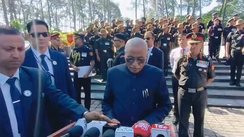 राज्यपाल ने शौर्य स्थल पर वीर शहीदों को किया नमन
देहरादून। उत्तराखंड के राज्यपाल डॉ. ढाल सिंह बिसेन ने चीड़बाग स्थित शौर्य स्थल पहुंचकर अमर शहीदों को श्रद्धांजलि अर्पित की। उन्होंने देश की सीमाओं की रक्षा करते हुए सर्वोच्च बलिदान देने वाले वीर जवानों के शौर्य, साहस और राष्ट्र के प्रति समर्पण को नमन किया।
शौर्य स्थल पर पुष्पांजलि अर्पित करते हुए राज्यपाल ने कहा कि देश के वीर सैनिकों का त्याग और बलिदान सदैव राष्ट्र के लिए प्रेरणास्रोत रहेगा। कठिन परिस्थितियों में भी सैनिक पूरी निष्ठा और साहस के साथ देश की सीमाओं की रक्षा करते हैं। उन्होंने उत्तराखंड को देवभूमि के साथ वीरभूमि बताते हुए कहा कि प्रदेश की गौरवशाली सैन्य परंपरा और राष्ट्रसेवा का जज्बा यहां की पहचान है। राज्यपाल ने शहीदों के परिजनों के त्याग और समर्पण को भी नमन किया। उन्होंने कहा कि राष्ट्र अपने वीर सपूतों के बलिदान का सदैव ऋणी रहेगा। हमें शहीदों के आदर्शों को आत्मसात करते हुए देश की एकता, अखंडता और सुरक्षा के प्रति अपने दायित्वों का निर्वहन करना चाहिए।
डॉ. ढाल सिंह बिसेन, राज्यपाल उत्तराखंड।