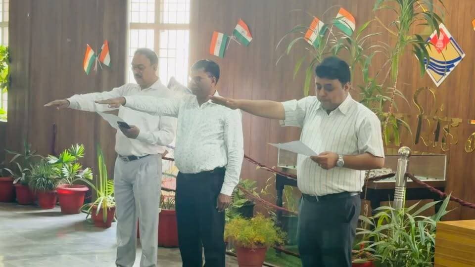 रुद्रपुर में सरदार बल्लभ भाई पटेल जी के जयंती पर जिला कार्यालय में राष्ट्रीय एकता दिवस के रूप में मनाया गया। इस दौरान जिलाधिकारी नितिन सिंह भदौरिया ने कलेक्ट्रेट के सभी अधिकारियों/कर्मचारियों को राष्ट्रीय एकता की शपथ दिलायी। उन्होने कहा कि हमें सरदार पटेल के आदर्शों एवं विचारों को अपना कर देश की एकता व विकास के लिए एकजुट होकर कार्य करना चाहिए। सरदार बल्लभ भाई पटेल समाज के विकास के लिए अपना संपूर्ण जीवन ही न्योछावर कर दिया जिससे उन्हें आज भी लौह पुरुष के नाम से जाना जाता है।
जिलाधिकारी ने कहा कि सरदार बल्लभ भाई पटेल ने राष्ट्रीय निर्माण में महत्वपूर्ण भूमिका निभाई है। उन्होने भारत को कश्मीर से कन्याकुमारी तक एक सूत्र में बांधने का काम किया,इसी कारण उनके जन्म दिवस को राष्ट्रीय एकता दिवस के रूप में मनाया जाता है। उन्होने कहा हमें देश के समर्पित महापुरूषो की जीवनी व उनके विचारों को आत्मसात करते हुए आगे बढ़ना चाहिए व देश की एकता व अखण्डता बनाये रखने में अपना पूर्ण योगदान देना चाहिए।
इस अवसर पर मुख्य प्रशासनिक अधिकारी गणेश चन्द्र आर्य,मोहन सिंह दिवाकर,देव प्रकाश चक्रवर्ती,हेड नाजिर भूपाल सिंह सहित कलेक्ट्रेट के अधिकारी/कर्मचारी आदि मौजूद थे।