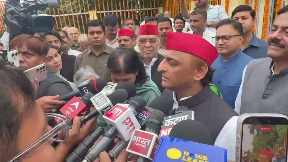 आचार्य नरेंद्र देव की जयंती पर समाधि स्थल पहुंचेंगे अखिलेश यादव, गोमती तट पर सपा नेताओं और कार्यकर्ताओं का जमावड़ा!
#akhileshyadavsamajwadiparty