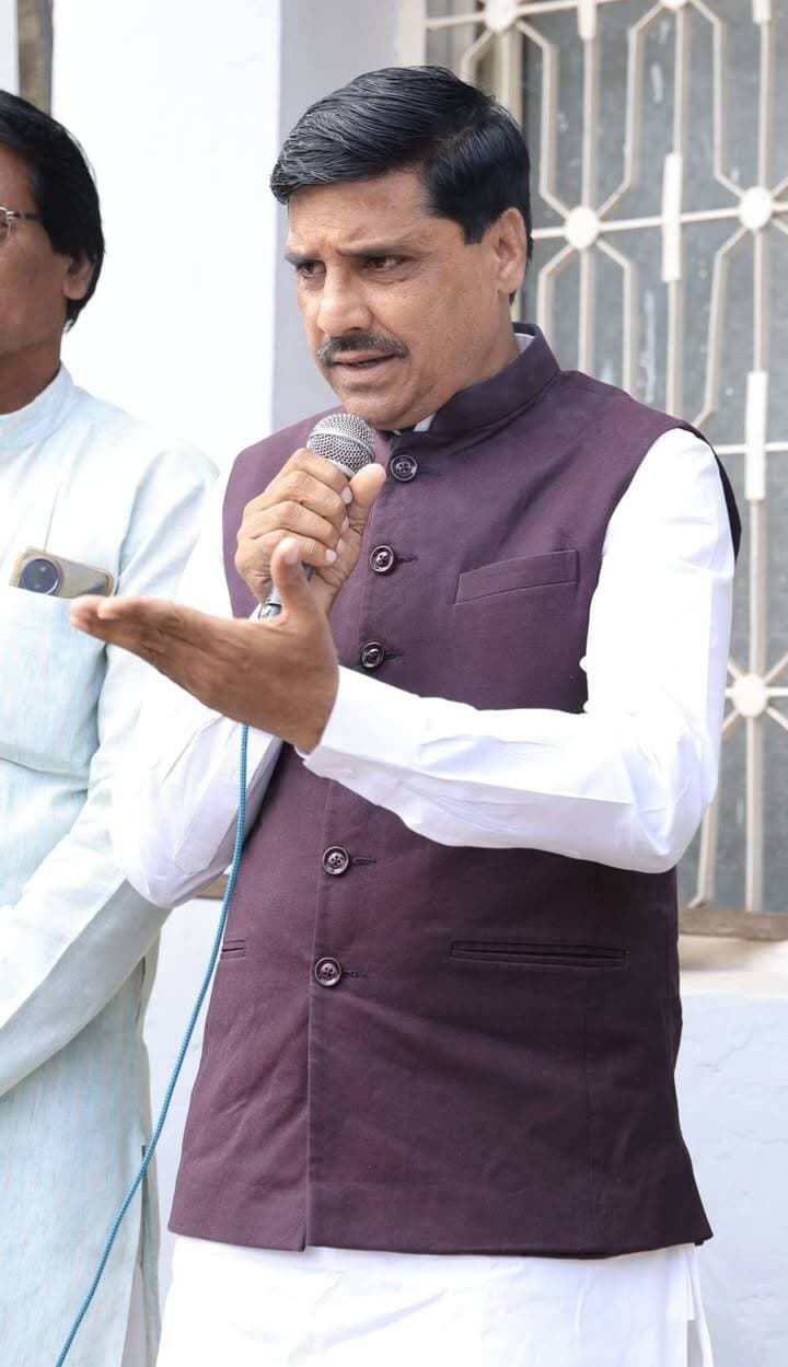 रन फॉर यूनिटी के समापन पर यातायात जागरूकता प्रदर्शनी का आयोजन
विधायक श्री गहलोत ने किया शुभारंभ
रन फॉर यूनिटी के समापन अवसर पर यातायात विभाग द्वारा यातायात थाने में यातायात जागरूकता प्रदर्शनी लगाई गई, जिसका बड़ी संख्या में छात्र-छात्राओं ने अवलोकन किया।
विधायक आगर श्री माधव सिंह मधु गहलोत ने लौह पुरुष सरदार श्री वल्लभभाई पटेल जी के चित्र पर माल्यार्पण कर यातायात प्रदर्शनी का शुभारंभ किया।
इस अवसर पर विधायक श्री गहलोत ने विद्यार्थियों एवं उपस्थित जनों से यातायात नियमों का पालन करने, वाहन चलाते समय हेलमेट एवं सीट बेल्ट का अनिवार्य रूप से उपयोग करने तथा नियंत्रित गति में वाहन चलाने का आह्वान किया।
CM Madhya Pradesh
Jansampark Madhya Pradesh
Home Department of Madhya Pradesh
Ujjain Commissioner
#agarmalwa
#आगरमालवा