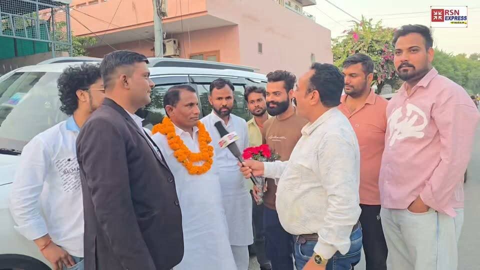 🔥🏛️ हिसार नगर निगम में वार्ड 18 के पार्षद गुलाब सिंह ने आखिर ऐसा कौन-सा जादू चलाया? 😲
🚨 नगर निगम हाउस की बैठक में भी नहीं पहुंचे, फिर भी मिल गए कई बड़े पद!
🤔 आखिर कैसे हुआ यह कमाल? किसकी मेहरबानी से मिली इतनी जिम्मेदारियां?
🎤 सुनिए पूरी कहानी, सिर्फ RSN EXPRESS पर!
💬 आपकी क्या राय है? कमेंट करके जरूर बताएं।
#HisarNews #GulabSingh #Ward18 #NagarNigamHisar #HisarPolitics #HouseMeeting #RSNEXPRESS