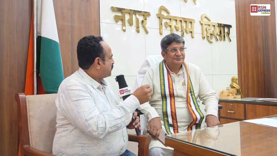 🚨 हिसार नगर निगम में इस्तीफों की हलचल! 😱🔥
🏛️ कुछ पार्षदों ने बनाया इस्तीफा देने का मन, तो कुछ ने मेयर प्रवीण पोपली को भेजा इस्तीफा!
🎤 आखिर क्या है इस्तीफों के पीछे की पूरी कहानी? किस बात से नाराज हैं पार्षद?
👉 जानिए पूरा मामला इस खास वीडियो में!
📢 RSN EXPRESS | आपकी आवाज़, आपकी खबर
#HisarNews #NagarNigamHisar #PraveenPopli #HisarPolitics #BreakingNews #RSNEXPRESS