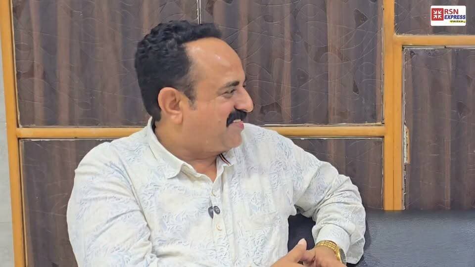 🎤🔥 नई जिम्मेदारी मिलने से कितने खुश हैं टीनू जैन? हिसार के तीनों मेयर में किसे बताया सबसे बेहतर? 😱🏛️
🚨 हिसार की राजनीति पर टीनू जैन का बेबाक इंटरव्यू!
वार्ड नंबर 1 के पार्षद प्रतिनिधि एवं पूर्व पार्षद टीनू जैन ने नगर निगम की कार्यप्रणाली और हिसार के तीनों मेयर के कार्यकाल पर खुलकर रखी अपनी राय!
🔥 आखिर किस मेयर के कामकाज से सबसे ज्यादा प्रभावित हैं टीनू जैन? नई जिम्मेदारी को लेकर क्या बोले?
🎥 देखिए पूरा धमाकेदार इंटरव्यू, सिर्फ RSN EXPRESS पर!
🎤 RSN EXPRESS | आपकी आवाज़, आपकी खबर
#TinuJain #HisarPolitics #HisarMayor #NagarNigamHisar #Ward1 #HisarNews #RSNEXPRESS #ExclusiveInterview
