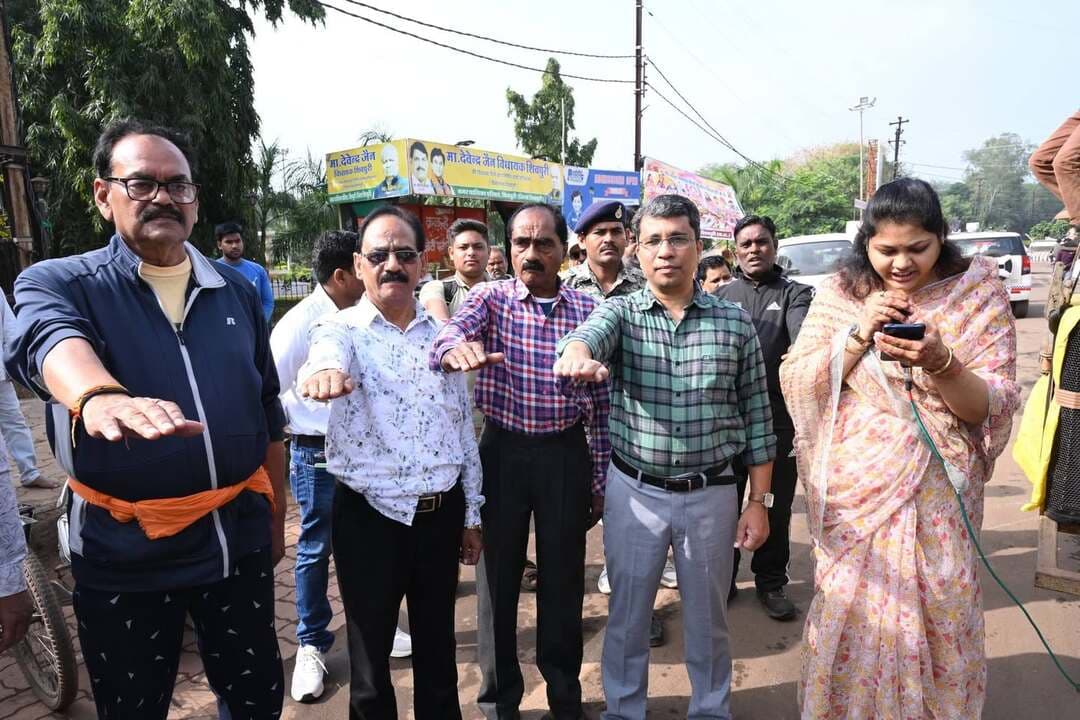 राष्ट्रीय एकता दिवस 2026: रन फॉर यूनिटी! 🇮🇳
लौह पुरुष सरदार वल्लभभाई पटेल की 151वीं जयंती के अवसर पर शिवपुरी में शहीद तात्या टोपे स्मारक से 'रन फॉर यूनिटी' का आयोजन किया गया। जिला पंचायत अध्यक्ष श्रीमती नेहा यादव एवं जिला पंचायत सीईओ श्री विजयराज के नेतृत्व में प्रतिभागियों ने राष्ट्रीय एकता की शपथ ली और देश की अखंडता का संदेश दिया।
#Run4Unity
#Shivpuri