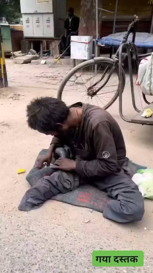 खुद भिखारी, फिर भी दिल बादशाहों से बड़ा! दिव्यांग ने बौद्ध भिक्षु को रोककर दिया दान, दरियादिली का वीडियो देख भावुक हुए लोग
बोधगया के महाबोधि मंदिर के पास दिखी इंसानियत की अनोखी तस्वीर, अपनी जेब से निकाले सिक्के और रुपये, पैर छूकर किया प्रणाम; बौद्ध भिक्षु ने भी पानी, बिस्कुट और रुपये देकर दिया आशीर्वाद
बोधगया (गया)। इंसानियत की पहचान किसी व्यक्ति की दौलत, हैसियत या उसके पास मौजूद संसाधनों से नहीं, बल्कि उसके दिल में दूसरों के प्रति मौजूद संवेदना और मदद करने की भावना से होती है। कभी-कभी छोटी-सी घटना समाज को ऐसा बड़ा संदेश दे जाती है, जिसे लंबे समय तक याद रखा जाता है। कुछ ऐसा ही नजारा भगवान बुद्ध की ज्ञानस्थली बोधगया में देखने को मिला है। यहां खुद जरूरतमंद होने के बावजूद एक दिव्यांग भिखारी ने बौद्ध भिक्षु को अपनी जेब से पैसे निकालकर दान दिया। उसकी इस दरियादिली और श्रद्धा का वीडियो इन दिनों सोशल मीडिया पर तेजी से वायरल हो रहा है। वीडियो देखने के बाद लोग दिव्यांग व्यक्ति की जमकर तारीफ कर रहे हैं।
जानकारी के अनुसार, यह भावुक कर देने वाला दृश्य बोधगया स्थित विश्व प्रसिद्ध महाबोधि मंदिर के आसपास का बताया जा रहा है। वायरल वीडियो में सड़क किनारे बैठा एक दिव्यांग व्यक्ति अपनी ओर आते हुए बौद्ध भिक्षुओं को देखता है। भिक्षुओं के हाथों में दान पात्र देखकर वह उन्हें रुकने का इशारा करता है। इसके बाद वह अपनी जेब और कपड़ों के नीचे से कुछ सिक्के और रुपये निकालता है। अपनी सीमित जमा पूंजी में से निकाले गए उन पैसों को वह श्रद्धापूर्वक बौद्ध भिक्षु के दान पात्र में डाल देता है।
खुद जरूरतमंद, लेकिन दान देने में पीछे नहीं हटे
इस पूरे दृश्य में सबसे भावुक कर देने वाली बात यह है कि दिव्यांग व्यक्ति खुद सड़क किनारे बैठकर अपनी आजीविका चलाने के लिए लोगों से मदद मांगता है। उसके पास न तो कोई बड़ी संपत्ति है और न ही सुख-सुविधाओं के साधन। इसके बावजूद उसके मन में दूसरों की मदद करने और दान देने की भावना इतनी प्रबल है कि वह अपनी छोटी-सी कमाई में से भी भिक्षु को दान देने से पीछे नहीं हटता।
दान देने के बाद वह बौद्ध भिक्षु के पैर छूकर प्रणाम करता है और सिर झुकाकर उनका अभिवादन करता है। उसके चेहरे पर श्रद्धा और सम्मान का भाव साफ दिखाई देता है। यह दृश्य बताता है कि सच्ची श्रद्धा और सेवा भावना किसी की आर्थिक स्थिति की मोहताज नहीं होती।
भिक्षु ने भी खाली हाथ नहीं लौटाया, दिया आशीर्वाद
दिव्यांग व्यक्ति की इस अनोखी भावना को देखकर बौद्ध भिक्षु भी काफी प्रसन्न नजर आते हैं। वे उसकी भावना का सम्मान करते हुए उसे खाली हाथ नहीं लौटाते। भिक्षु उसे पानी की एक बोतल और बिस्कुट का पैकेट देते हैं। इसके बाद एक और बिस्कुट का पैकेट तथा कुछ रुपये भी उसे प्रदान करते हैं। भिक्षु उसके सिर पर हाथ रखकर आशीर्वाद देते हैं। इस दौरान आसपास मौजूद अन्य बौद्ध भिक्षुओं के चेहरे पर भी मुस्कान दिखाई देती है।
यह दृश्य केवल दान लेने और देने तक सीमित नहीं है, बल्कि इसमें आपसी सम्मान, प्रेम, करुणा और मानवता की भावना दिखाई देती है। एक तरफ दिव्यांग व्यक्ति अपनी छोटी-सी पूंजी से दान देकर श्रद्धा प्रकट करता है, तो दूसरी तरफ बौद्ध भिक्षु उसकी जरूरत को समझते हुए उसे खाने-पीने की चीजें और आर्थिक सहायता प्रदान करते हैं।
सोशल मीडिया पर वायरल वीडियो, लोग कर रहे सलाम
वीडियो सोशल मीडिया पर सामने आने के बाद बड़ी संख्या में लोग इस दिव्यांग व्यक्ति की दरियादिली की प्रशंसा कर रहे हैं। लोग कह रहे हैं कि दूसरों को देने का जज्बा रखने के लिए अमीर होना जरूरी नहीं है। कई लोगों के पास जरूरत से ज्यादा संसाधन होने के बावजूद वे दूसरों की मदद करने से पीछे हट जाते हैं, लेकिन इस दिव्यांग व्यक्ति ने अपनी छोटी-सी जमा पूंजी से ऐसा उदाहरण पेश किया है, जो हर किसी को सोचने पर मजबूर करता है।
लोगों का कहना है कि इस व्यक्ति ने साबित कर दिया कि इंसान की असली अमीरी उसके बैंक बैलेंस या संपत्ति में नहीं, बल्कि उसके दिल में होती है। खुद जरूरतमंद होने के बावजूद किसी दूसरे के प्रति सम्मान और दान की भावना रखना वास्तव में बड़ी बात है।
बोधगया की धरती से दुनिया को मिला मानवता का संदेश
भगवान बुद्ध की ज्ञानस्थली बोधगया पूरी दुनिया में शांति, करुणा, प्रेम और अहिंसा के संदेश के लिए प्रसिद्ध है। यहां देश-विदेश से बड़ी संख्या में बौद्ध श्रद्धालु और पर्यटक पहुंचते हैं। ऐसे में महाबोधि मंदिर के पास सामने आया यह दृश्य बोधगया की करुणा और मानवता की भावना को एक अलग अंदाज में सामने लाता है।
भगवान बुद्ध ने भी अपने उपदेशों में करुणा, दया और दूसरों के प्रति संवेदनशीलता को विशेष महत्व दिया था। वायरल वीडियो में दिखाई दे रही यह छोटी-सी घटना उन्हीं मानवीय मूल्यों की याद दिलाती है।
इस घटना ने समाज को एक बड़ा संदेश दिया है कि किसी की मदद करने के लिए धनवान होना जरूरी नहीं है। अगर मन में सच्ची भावना हो तो इंसान अपनी क्षमता के अनुसार भी किसी के चेहरे पर मुस्कान ला सकता है। सड़क किनारे बैठे एक दिव्यांग भिखारी ने अपनी दरियादिली से यह साबित कर दिया कि गरीबी इंसान के हालात को छोटा कर सकती है, लेकिन उसके दिल को नहीं।
सच कहा जाए तो इस दिव्यांग व्यक्ति ने अपनी जेब से चंद रुपये ही दान किए होंगे, लेकिन अपनी दरियादिली से करोड़ों लोगों का दिल जीत लिया। यही इंसानियत की असली पहचान है।
#bodhgaya
#गयाजी
#गया_हो
#GayaPolice
#JitanRamManjhi
#GayaNews
#गयापुलिस
District Administration, GAYA
