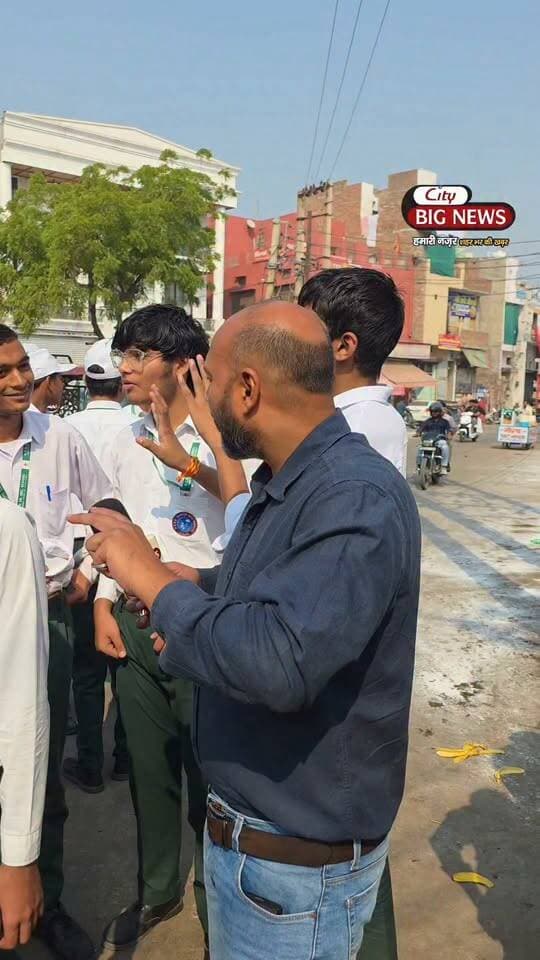 सिर्फ केले खाने आए थे या इन्हें कुछ पता भी है?
.
.
.
#hisar #haryana #citybignews #news #trending