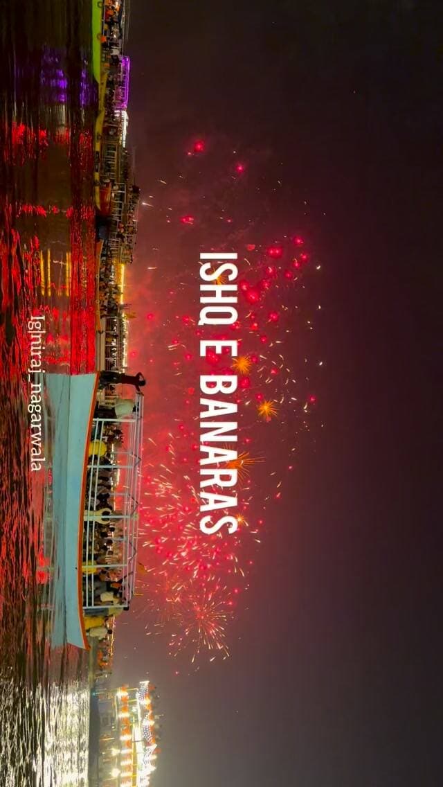 क्या आप एक बार फिर आ रहे हैं देव दीपावली में…? 🪔❤️
वही बनारस की दिव्यता,
गंगा घाटों पर लाखों दीपों की जगमगाहट,
भव्य गंगा आरती,
आसमान को रोशन करती आतिशबाज़ी
और हर-हर महादेव के जयकारों से गूंजता श्रद्धालुओं का हुजूम! 🔱🚩
जहाँ हर घाट एक कहानी कहता है, हर दीप आस्था की रोशनी बिखेरता है और माँ गंगा का अद्भुत नज़ारा मन को भक्ति से भर देता है। 🙏✨
तो फिर देर किस बात की?
आइए, एक बार फिर बनारस की देव दीपावली के उस अलौकिक नज़ारे का हिस्सा बनिए, जिसे शब्दों में नहीं, सिर्फ़ आँखों से महसूस किया जा सकता है! ❤️🪔
हर-हर महादेव! 🔱🙏