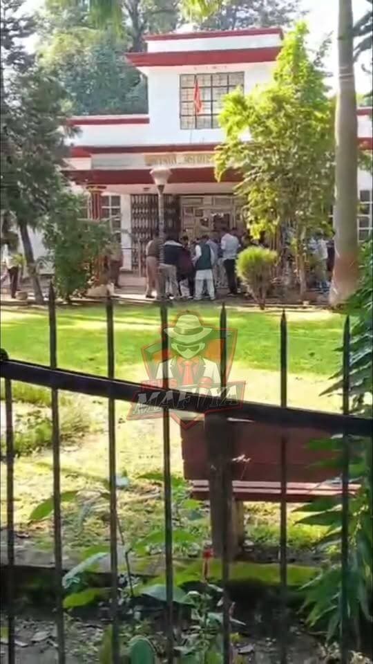 🚨हरिद्वार में गुरुकुल कांगड़ी विश्वविद्यालय के कुल सचिव से मारपीट, कर्मचारियों पर पीटने का आरोप; जमीन पर गिराकर की पिटाई
हरिद्वार। गुरुकुल कांगड़ी विश्वविद्यालय में शनिवार सुबह उस वक्त हंगामा मच गया, जब कुल सचिव सत्यदेव निगमालंकार के साथ मारपीट की घटना सामने आई। आरोप है कि कुलपति कार्यालय के बाहर कुछ कर्मचारियों ने कुल सचिव के साथ मारपीट की और उन्हें जमीन पर गिराकर पीटा। घटना के बाद विश्वविद्यालय परिसर में अफरा-तफरी का माहौल बन गया।
मामले की सूचना मिलते ही विश्वविद्यालय की कुलपति प्रो. प्रतिभा मेहता लूथरा मौके पर पहुंचीं। इसके बाद घायल कुल सचिव को लेकर कनखल कोतवाली पहुंचीं, जहां से उन्हें मेडिकल परीक्षण के लिए अस्पताल भेजा गया। वहीं, कर्मचारी यूनियन से जुड़े लोग भी मेडिकल कराने के लिए पहुंचे।
बताया जा रहा है कि विश्वविद्यालय में पिछले कई दिनों से सफाई कर्मचारी अपनी मांगों को लेकर धरना दे रहे थे। बाद में शिक्षणेत्तर कर्मचारी संघ से जुड़े कर्मचारी भी आंदोलन में शामिल हो गए। करीब 15 दिनों से चल रहा यह आंदोलन शुक्रवार रात आपसी समझौते के बाद समाप्त हुआ था। हालांकि, शनिवार सुबह एक बार फिर कर्मचारियों और कुल सचिव के बीच विवाद हो गया, जिसने देखते ही देखते मारपीट और हंगामे का रूप ले लिया।
विश्वविद्यालय की कुलपति प्रो. प्रतिभा मेहता लूथरा ने बताया कि कुछ कर्मचारियों द्वारा मारपीट किए जाने की जानकारी मिली है। वह घटना के समय मौके पर मौजूद नहीं थीं। परिसर में लगे सीसीटीवी कैमरों की फुटेज चेक कराई जाएगी।
वहीं, कनखल कोतवाली प्रभारी इंस्पेक्टर देवेंद्र सिंह रावत के मुताबिक, अभी तक किसी भी पक्ष की ओर से लिखित शिकायत नहीं मिली है। मामले की जांच की जा रही है। पूछताछ और शिकायत मिलने के बाद नियमानुसार कार्रवाई की जाएगी।
फिलहाल पुलिस पूरे घटनाक्रम की जानकारी जुटा रही है।