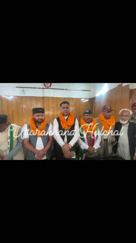 ब्रेकिंग न्यूज |
उत्तराखंड क्रांति दल की पहली सूची जारी
देहरादून से बड़ी खबर, उत्तराखंड क्रांति दल यानी UKD ने आगामी विधानसभा चुनाव के लिए 16 प्रत्याशियों की पहली सूची जारी कर दी है।
फाइव-लेयर सिस्टम के तहत पार्टी ने वरिष्ठ और समर्पित कार्यकर्ताओं को चुनाव मैदान में उतारा है।
पिथौरागढ़ से काशी सिंह ऐरी को प्रत्याशी बनाया गया है।
द्वाराहाट से पुष्प त्रिपाठी, देवप्रयाग से पूरण सिंह कठैत और प्रतापनगर से पंकज व्यास को टिकट दिया गया है।
कर्णप्रयाग से आशीष नेगी, जागेश्वर से दिनेश कुजवाल और राजपुर सीट से देव चंद उत्तराखंडी चुनाव लड़ेंगे।
सल्ट से प्रताप सिंह, टिहरी से डी०डी० पंत और कपकोट से वरुण चंदोला को प्रत्याशी बनाया गया है।
काशीपुर से प्रदीप चंद, नानकमत्ता से कैलाश सिंह पांगती और रामनगर से भुवन चंद्र को टिकट मिला है।
देहरादून कैंट से सेवानिवृत्त कमांडेंट राजेन्द्र सिंह नेगी और खानपुर से रितु कंडियाल जुयाल को मैदान में उतारा गया है।
वहीं धनोल्टी से चंदन सिंह राणा UKD के प्रत्याशी होंगे।
केंद्रीय अध्यक्ष सुरेन्द्र कुकरेती ने कहा है कि प्रत्याशियों के चयन में संगठन के प्रति निष्ठा और उत्तराखंड के हितों के लिए संघर्ष को प्राथमिकता दी गई है। दूसरी सूची भी जल्द जारी की जाएगी।