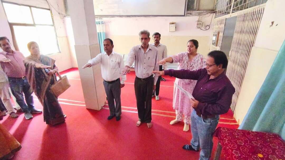 राष्ट्रीय एकता के शिल्पकार, लौह पुरुष सरदार वल्लभभाई पटेल की जयंती के अवसर पर आज राष्ट्रीय एकता दिवस पर कलेक्ट्रेट कार्यालय परिसर में अघिकारियों एवं कर्मचारियों ने राष्ट्रीय एकता की शपथ ली।
अपर कलेक्टर श्री शिवप्रसाद मंडराह ने संयुक्त कलेक्टर श्री कुशल सिंह गौतम, एसडीएम टीकमगढ़ श्रीमती संस्कृति मुदित लटोरिया के साथ अन्य अधिकारियों तथा कर्मचारियों को राष्ट्रीय एकता की शपथ दिलाई।
#NationalUnityDay
#StatueOfUnity
#SardarPatel
#JansamparkMP
#Jansamparktikamgarh
#tikamgarh