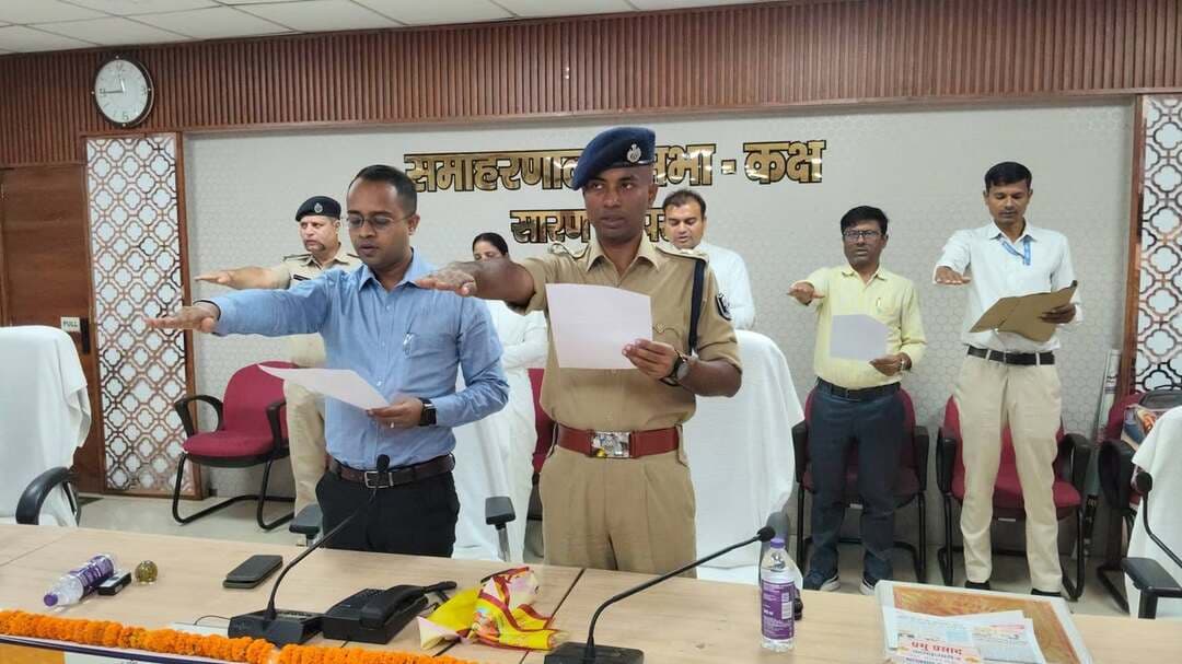 नशा मुक्त बिहार अभियान के तहत समाहरणालय सभागार में जागरूकता एवं संकल्प कार्यक्रम आयोजित। जिला पदाधिकारी, सारण श्री वैभव श्रीवास्तव की अध्यक्षता में आयोजित कार्यक्रम में ब्रह्माकुमारी ईश्वरीय विश्वविद्यालय की प्रतिनिधि दीदियों, जीविका दीदियों, पदाधिकारियों एवं अन्य प्रतिभागियों ने नशामुक्त बिहार के निर्माण में सक्रिय योगदान देने तथा स्वयं नशे से दूर रहकर दूसरों को भी जागरूक करने का संकल्प लिया। इस अवसर पर जिला पदाधिकारी ने अभियान को जन आंदोलन का स्वरूप देने और वर्ष 2029 तक नशामुक्त बिहार के लक्ष्य को साकार करने में सामूहिक सहभागिता की अपील की।
