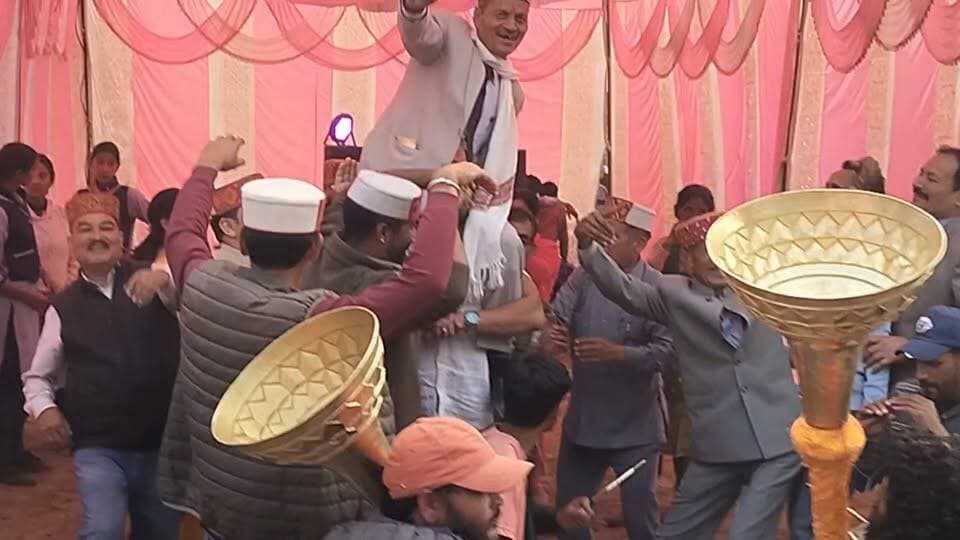 अपनी की खुशियां रंग ऐसा बिखेरती है कि थमे हुए पैर खुद ही थिरक उठते हैं