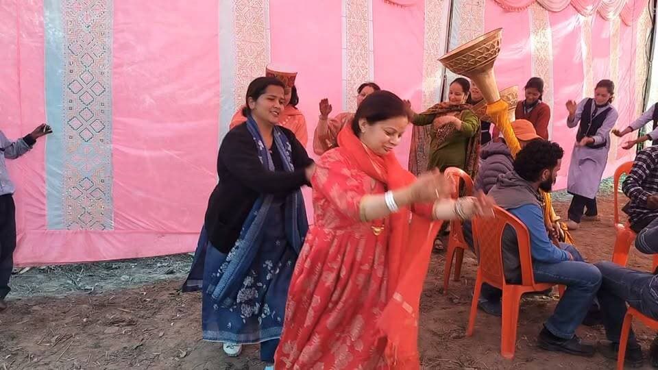 चौहार घाटी में लोकल नृत्य