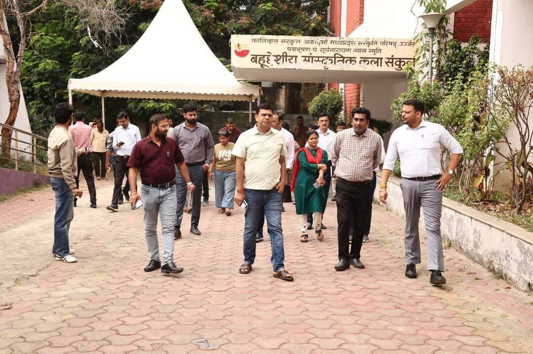 प्रदेश के सभी जिलों में हर्षोल्लास के साथ मनाया जाएगा मध्यप्रदेश स्थापना दिवस*
---
मध्यप्रदेश स्थापना दिवस पर जिला स्तरीय कार्यक्रम 1 नवंबर को*
---
*प्रभारी मंत्री श्री गौतम टेटवाल के मुख्य आतिथ्य में कालिदास अकादमी में होगा आयोजन
---
विभिन्न विभागों की विकासात्मक गतिविधियों एवं उत्पादों की प्रदर्शनी लगेगी, स्कूली विद्यार्थी देंगे सांस्कृतिक प्रस्तुतियां*
---
उज्जैन, 31 अक्टूबर 2026/ मध्यप्रदेश स्थापना दिवस 1 नवंबर को प्रदेश के सभी जिलों में हर्षोल्लास के साथ मनाया जाएगा। इस अवसर पर मध्यप्रदेश शासन के कौशल विकास एवं रोजगार राज्य मंत्री तथा उज्जैन जिले के प्रभारी मंत्री श्री गौतम टेटवाल के मुख्य आतिथ्य में जिला स्तरीय कार्यक्रम आयोजित किया जाएगा। कार्यक्रम प्रातः 11 बजे कालिदास अकादमी परिसर स्थित पं. सूर्यनारायण व्यास संकुल सभागृह में आयोजित होगा।
कार्यक्रम की तैयारियों के संबंध में एडीएम श्री अतेंद्र सिंह गुर्जर ने शनिवार को कार्यक्रम स्थल का निरीक्षण कर संबंधित अधिकारियों की बैठक ली। उन्होंने कार्यक्रम में आगंतुकों की बैठक व्यवस्था, साफ-सफाई, पेयजल, सुरक्षा एवं पार्किंग सहित अन्य आवश्यक व्यवस्थाओं के संबंध में संबंधित विभागों को दिशा-निर्देश दिए।
उल्लेखनीय है कि स्थापना दिवस के अवसर पर विभिन्न विभागों द्वारा विकासात्मक गतिविधियों एवं उत्पादों की प्रदर्शनी लगाई जाएगी। साथ ही स्कूली विद्यार्थियों द्वारा सांस्कृतिक प्रस्तुतियां दी जाएंगी। जिला मुख्यालय पर 1 नवंबर की रात्रि को प्रमुख शासकीय भवनों में आकर्षक प्रकाश व्यवस्था भी की जाएगी।
इस दौरान डिप्टी कलेक्टर श्री संदीप सिंह सहित नगर निगम, जिला पंचायत, उद्यानिकी, महिला एवं बाल विकास, शिक्षा, खाद्य विभाग तथा अन्य संबंधित विभागों के अधिकारी उपस्थित थे।
Jansampark Madhya Pradesh CM Madhya Pradesh JDjansampark Ujjain Ujjain Commissioner
