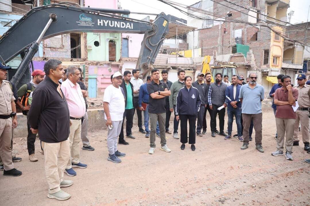 सिंहस्थ-2028 नियमित निरीक्षण-103
---------------
सिंहस्थ के निर्माण कार्यों में तेजी लाएं साथ ही आमजन की सुविधा का रखें ध्यान-कलेक्टर श्री सिंह
कलेक्टर रौशन कुमार सिंह ने मार्ग चौड़ीकरण कार्यों का किया निरीक्षण, परिवर्तित मार्ग के संकेतक लगाने और चरणबद्ध निर्माण के दिए निर्देश
उज्जैन, 31 अक्टूबर। सिंहस्थ महापर्व 2028 के अंतर्गत शहर में चल रहे मार्ग चौड़ीकरण एवं निर्माण कार्यों को गति देने के साथ ही आमजन की सुविधा का विशेष ध्यान रखने के निर्देश कलेक्टर श्री रौशन कुमार सिंह ने दिए। शनिवार को कलेक्टर श्री सिंह ने शहरी क्षेत्र में निर्माणाधीन विभिन्न मार्गों का निरीक्षण कर कार्यों की प्रगति का जायजा लिया। इस दौरान उन्होंने अधिकारियों को निर्देश दिए कि निर्माण कार्यों के कारण आमजन को आवागमन में किसी प्रकार की परेशानी न हो। कार्यस्थल पर परिवर्तित मार्ग के स्पष्ट संकेतक लगाए जाएं, ताकि नागरिकों को आवागमन के वैकल्पिक मार्ग की जानकारी आसानी से मिल सके। कलेक्टर श्री सिंह ने निर्देश दिए कि मार्ग निर्माण का कार्य एक ओर से पूर्ण करने के बाद ही दूसरी ओर कार्य प्रारंभ किया जाए, जिससे मार्ग को पूरी तरह बंद करने की स्थिति निर्मित न हो और यातायात सुचारु बना रहे। निरीक्षण के दौरान स्मार्ट सिटी की सीईओ श्रीमती नेहा जैन भी मौजूद रहीं।
नियमित निरीक्षण के तहत कलेक्टर श्री सिंह ने नगर निगम के माध्यम से नीलकंठ द्वार से महाकाल मंदिर चौराहा तक किए जा रहे 400 मीटर लंबे एवं 24 मीटर चौड़े मार्ग चौड़ीकरण कार्य का निरीक्षण किया। इसके साथ ही चौबीस खंबा से हरसिद्धि की पाल तक 600 मीटर लंबे एवं 18 मीटर चौड़े, गुदरी चौराहा से हरसिद्धि की पाल तक 450 मीटर लंबे एवं 15 मीटर चौड़े, हरसिद्धि की पाल से रामघाट तक 250 मीटर लंबे एवं 18 मीटर चौड़े तथा रामानुजकोट से दानीगेट तक 450 मीटर लंबे एवं 18 मीटर चौड़े मार्ग के निर्माण कार्यों का भी जायजा लिया। कलेक्टर श्री सिंह ने स्मार्ट सिटी के माध्यम से निर्माणाधीन महाराजवाड़ा से चौबीस खंबा तक मार्ग के कार्यों का निरीक्षण करने के साथ ही बंबईवालों की धर्मशाला में प्रस्तावित विकास कार्यों की जानकारी भी प्राप्त की। मार्ग चौड़ीकरण कार्यों के दौरान कलेक्टर ने डिवाइडर में प्लांटेशन करने तथा बिल्डिंग लाइन का कार्य पूर्ण होने के बाद नाली निर्माण कार्य प्रारंभ करने के निर्देश दिए। उन्होंने कहा कि यदि नाली निर्माण के लिए प्रीकास्ट सामग्री उपलब्ध नही हो तो आरसीसी से नाली निर्माण का कार्य प्रारंभ किया जाए, ताकि कार्य में अनावश्यक विलंब न हो।
कलेक्टर श्री सिंह ने स्मार्ट सिटी के महाराजवाड़ा से चौबीस खंबा की ओर आ रहे मार्ग के निरीक्षण के दौरान कलेक्टर ने चौराहे की बेहतर प्लानिंग करने तथा पुरानी दीवार की सुरक्षा के लिए गेबियन वॉल तैयार करने के निर्देश दिए। उन्होंने रामानुजकोट तिराहे पर सीवरेज व्यवस्था की जानकारी भी इंजीनियरों से ली।बंबईवालों की धर्मशाला में प्रस्तावित विकास कार्यों की जानकारी लेते हुए कलेक्टर श्री सिंह ने सभी निर्माण कार्यों को तेज गति से गुणवत्तापूर्ण के साथ निर्धारित समय-सीमा में पूर्ण करने के निर्देश दिए। निरीक्षण के दौरान नगर निगम अपर आयुक्त श्री संतोष टैगोर सहित नगर निगम एवं स्मार्ट सिटी के अधिकारी, इंजीनियर तथा निर्माण एजेंसियों के प्रतिनिधि उपस्थित रहे।
Jansampark Madhya Pradesh CM Madhya Pradesh Collector Office Ujjain Ujjain Commissioner Simhasth2028 SmartCity Dr Mohan Yadav Department of Urban Development & Housing MP