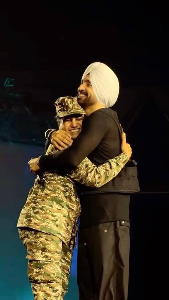 #diljit_dosanjh ने महिला CRPF जवान को किया सैल्यूट, मां की याद में हुए भावुक ❤️
#DiljitDosanjh #CRPF #DiljitLive #AuraIndiaTour DelhiConcert C
Diljit Dosanjh, CRPF woman officer, Diljit Delhi concert, Aura India Tour, JLN Stadium Delhi, Diljit emotional moment, CRPF salute, Diljit mother emotional tribute, woman officer viral video, Delhi concert viral news, Indian security forces.