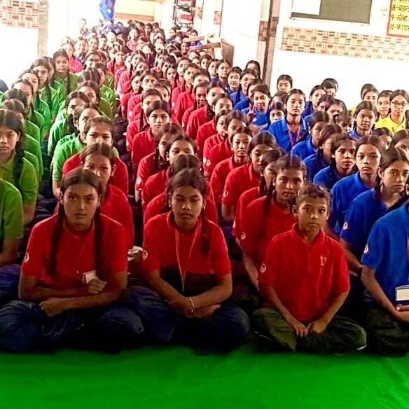 ₹Balrampur ! सरकारी विद्यालय में कॉन्वेंट स्कूलों जैसी व्यवस्था, छात्राओं के लिए शुरू हुआ हाउस सिस्टम...
डीएम डॉ. विपिन कुमार जैन की पहल पर विशुनपुर विश्राम विद्यालय में चार हाउस गठित, प्रेसिडेंट और वाइस प्रेसिडेंट भी चुने गए...
#बलरामपुर। सरकारी विद्यालयों की छात्राएं अब पढ़ाई के साथ खेलकूद, सांस्कृतिक गतिविधियों और नेतृत्व क्षमता में भी अपनी प्रतिभा दिखाएंगी। जिलाधिकारी डॉ. विपिन कुमार जैन की पहल पर पचपेड़वा ब्लॉक के राजकीय आश्रम पद्धति विद्यालय विशुनपुर विश्राम में कॉन्वेंट स्कूलों की तर्ज पर हाउस सिस्टम की शुरुआत की गई है।
राष्ट्रीय एकता दिवस के अवसर पर शनिवार को विद्यालय में रेड, येलो, ग्रीन और ब्लू हाउस का गठन किया गया। छात्राओं को उनके हाउस के रंग की टी-शर्ट भी वितरित की गई। साथ ही प्रत्येक हाउस से प्रेसिडेंट और वाइस प्रेसिडेंट बनाए गए, जिन्हें अपने समूह की गतिविधियों के संचालन और समन्वय की जिम्मेदारी सौंपी गई।
दरअसल, पिछले महीने विद्यालय के निरीक्षण के दौरान जिलाधिकारी ने छात्राओं से संवाद कर उनकी पढ़ाई, रुचियों और प्रतिभाओं की जानकारी ली थी। इस दौरान उन्होंने छात्राओं के सर्वांगीण विकास के लिए पढ़ाई के साथ खेल, सांस्कृतिक कार्यक्रम और नेतृत्व क्षमता विकसित करने वाली गतिविधियों को बढ़ावा देने पर जोर दिया था। इसी क्रम में हाउस सिस्टम लागू करने के निर्देश दिए गए थे।
नई व्यवस्था से छात्राओं को विभिन्न प्रतियोगिताओं में अपनी प्रतिभा दिखाने का अवसर मिलेगा। चारों हाउस के बीच होने वाली गतिविधियों से टीम भावना, अनुशासन, आत्मविश्वास और स्वस्थ प्रतिस्पर्धा को बढ़ावा मिलेगा। साथ ही छात्राओं में जिम्मेदारी निभाने और नेतृत्व करने का व्यावहारिक अनुभव भी विकसित होगा।
सरकारी विद्यालय में इस तरह की पहल से छात्राओं में खासा उत्साह है। डीएम की इस पहल को सरकारी शिक्षा व्यवस्था में सकारात्मक बदलाव और छात्राओं को बेहतर शैक्षिक वातावरण उपलब्ध कराने की दिशा में महत्वपूर्ण कदम माना जा रहा है।