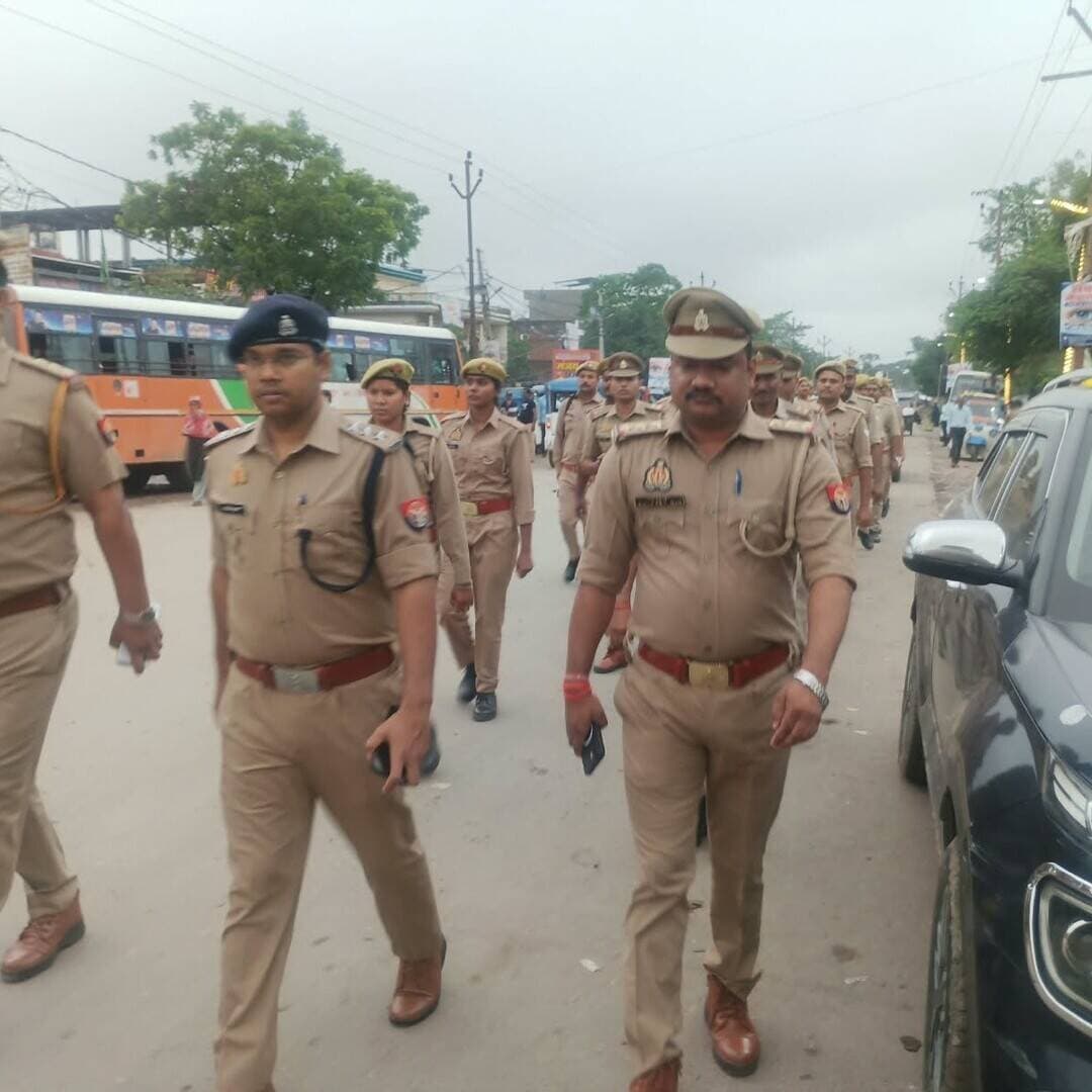 #Balrampur ! सरदार पटेल की जयंती पर उतरौला पुलिस ने निकाला एकता मार्च, राष्ट्रीय अखंडता का लिया संकल्प...
सीओ जितेंद्र कुमार और कोतवाल अवधेश राज सिंह के नेतृत्व में पुलिसकर्मियों ने दिया भाईचारे और सामाजिक सद्भाव का संदेश...
#उतरौला (#बलरामपुर)। लौह पुरुष सरदार वल्लभभाई पटेल की जयंती एवं राष्ट्रीय एकता दिवस पर शुक्रवार को उतरौला कोतवाली परिसर में पुलिसकर्मियों ने एकता मार्च निकालकर राष्ट्रीय एकता और अखंडता का संदेश दिया। क्षेत्राधिकारी जितेंद्र कुमार और प्रभारी निरीक्षक अवधेश राज सिंह के नेतृत्व में आयोजित इस कार्यक्रम में कोतवाली के पुलिस अधिकारियों एवं कर्मचारियों ने उत्साहपूर्वक भाग लिया।
कोतवाली परिसर से निकले मार्च के जरिए पुलिसकर्मियों ने देश की एकता, संप्रभुता, आपसी भाईचारे और सामाजिक सद्भाव बनाए रखने का आह्वान किया। इस दौरान सरदार पटेल के राष्ट्र निर्माण में दिए गए योगदान को याद करते हुए उनके आदर्शों पर चलने तथा राष्ट्रीय एकता की रक्षा करने का संकल्प लिया गया।
क्षेत्राधिकारी जितेंद्र कुमार ने कहा कि देश की मजबूती के लिए एकता और अखंडता बेहद जरूरी है। वहीं प्रभारी निरीक्षक अवधेश राज सिंह ने कहा कि राष्ट्रीय एकता बनाए रखना प्रत्येक नागरिक का दायित्व है। आपसी सहयोग और सद्भाव से ही मजबूत राष्ट्र का निर्माण संभव है।
कार्यक्रम में कोतवाली के समस्त पुलिसकर्मी मौजूद रहे।
#balrampurpolice #utraula