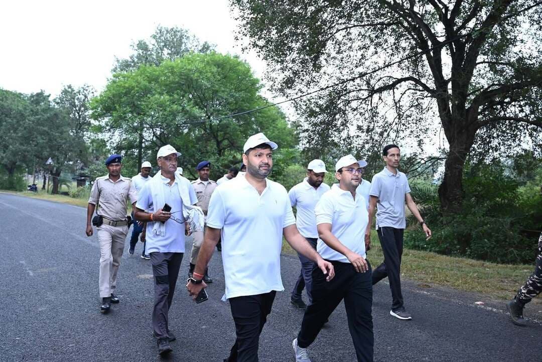 गोड्डा की सड़कों पर गूंजा एकता का संदेश, रन फॉर यूनिटी में शामिल हुए जिले के आला अधिकारी
#RunForUnity #NationalUnityDay #SardarVallabhbhaiPatel #IronManOfIndia #151stBirthAnniversary #DCGodda #LokeshMishra #GoddaNews #GoddaAdministration #EkBharatShreshthaBharat #UnityInDiversity #राष्ट्रीय_एकता_दिवस #रन_फॉर_यूनिटी #गोड्डा_न्यूज #JBNewsNetwork