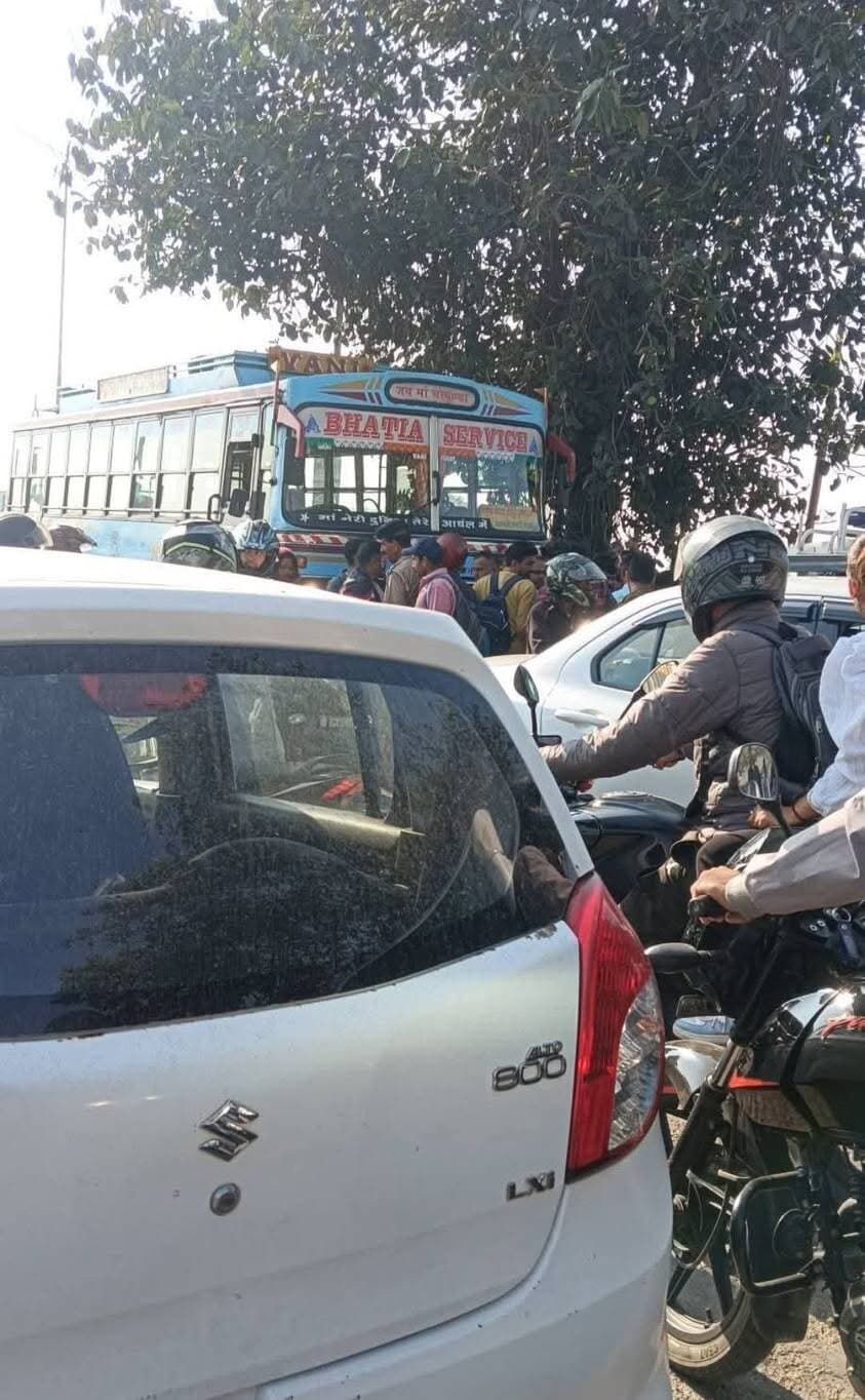 कांगड़ा जिला के गगल चौक स्थित मांझीपुर में हुए एक सड़क हादसे में स्कूटी चालक की मौके पर ही जान चली गई। स्थानीय ग्रामीण भड़क गए और सड़क पर उतरकर चक्का जाम कर दिया। गुस्साए ग्रामीणों ने प्रशासन के खिलाफ जमकर नारेबाजी की और अपनी मांगों को लेकर आवाजाही पूरी तरह ठप कर दी।
#Gaggal #kangra #HimachalNews #RoadAccident #BreakingNews #himachalpradesh