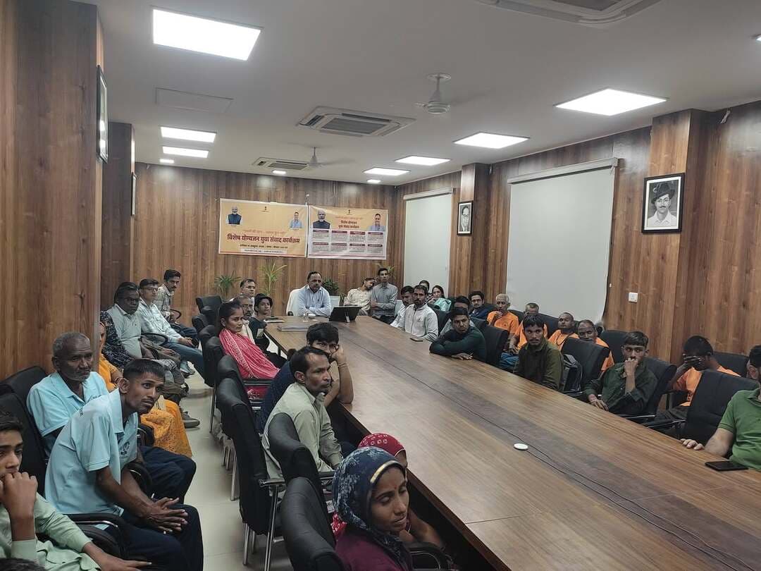 *दिव्यांगजनों के सशक्तीकरण के लिए कलेक्ट्रेट सभागार में आयोजित हुआ ‘सपनों की उड़ान, असंभव कुछ नहीं’ कार्यक्रम*
डीडवाना-कुचामन, 31 अक्टूबर । सामाजिक न्याय एवं अधिकारिता विभाग, राजस्थान सरकार के तत्वावधान में शनिवार को जिला कलेक्टर सभागार में दिव्यांगजनों के सशक्तीकरण, आत्मविश्वास, आत्मनिर्भरता एवं प्रोत्साहन के उद्देश्य से ‘सपनों की उड़ान, असंभव कुछ नहीं’ कार्यक्रम का आयोजन किया गया।
कार्यक्रम माननीय मुख्यमंत्री श्री भजनलाल शर्मा की अध्यक्षता में जयपुर में आयोजित राज्य स्तरीय समारोह से वीडियो कॉन्फ्रेंसिंग के माध्यम से जुड़ा रहा। जिला मुख्यालय पर आयोजित कार्यक्रम में अतिरिक्त जिला कलक्टर रतन कुमार की उपस्थिति रही।
जिला परिवीक्षा एवं समाज कल्याण अधिकारी रजनीश चौधरी के निर्देशन में आयोजित इस कार्यक्रम में लगभग 60 दिव्यांगजनों ने उत्साहपूर्वक सहभागिता की तथा वीडियो कॉन्फ्रेंसिंग के माध्यम से राज्य स्तरीय कार्यक्रम से जुड़कर प्रेरणादायी संदेश प्राप्त किए।
कार्यक्रम के माध्यम से दिव्यांगजनों के सम्मान, अधिकारों, समान अवसरों एवं समाज की मुख्यधारा में उनकी सक्रिय भागीदारी को प्रोत्साहित करने का संदेश दिया गया।
इस अवसर पर दिव्यांगजनों की क्षमताओं, प्रतिभाओं एवं आत्मनिर्भरता को प्रोत्साहन देते हुए यह संदेश दिया गया कि दृढ़ संकल्प, आत्मविश्वास एवं उचित अवसरों के माध्यम से कोई भी लक्ष्य असंभव नहीं है।
कार्यक्रम का मुख्य उद्देश्य दिव्यांगजनों के प्रति समाज में सकारात्मक दृष्टिकोण विकसित करना तथा उन्हें सम्मानजनक, समावेशी एवं आत्मनिर्भर जीवन की दिशा में आगे बढ़ने हेतु प्रेरित करना रहा।