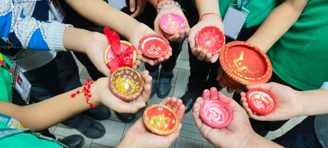 लव फन लर्न स्कूल में दीपावली के उपलक्ष्य में दीया एवं कैंडल मेकिंग प्रतियोगिता का आयोजन
नोखा। लव फन लर्न स्कूल, नोखा में दीपावली के पावन पर्व के उपलक्ष्य में विद्यार्थियों के लिए दीया एवं कैंडल मेकिंग प्रतियोगिता का आयोजन किया गया।
इस प्रतियोगिता में विद्यार्थियों ने बड़े उत्साह एवं रचनात्मकता के साथ भाग लिया। बच्चों ने अपनी कल्पनाशीलता का परिचय देते हुए सुंदर एवं आकर्षक दीये और रंग-बिरंगी कैंडल तैयार कीं। विद्यार्थियों ने पारंपरिक कला के साथ आधुनिक सजावट का अनूठा संगम प्रस्तुत किया।
कार्यक्रम का मुख्य उद्देश्य विद्यार्थियों में रचनात्मकता, कलात्मक अभिरुचि, आत्मविश्वास एवं भारतीय संस्कृति और परंपराओं के प्रति सम्मान की भावना विकसित करना था।
विद्यालय प्रबंधन ने सभी प्रतिभागियों के प्रयासों की सराहना करते हुए कहा कि इस प्रकार की गतिविधियाँ बच्चों के सर्वांगीण विकास में महत्वपूर्ण भूमिका निभाती हैं। दीपावली जैसे त्योहारों के माध्यम से बच्चों को भारतीय संस्कृति, परंपराओं और खुशियाँ बाँटने का संदेश भी मिलता है।
कार्यक्रम के अंत में विद्यालय परिवार की ओर से सभी को दीपावली की शुभकामनाएँ दी गईं।