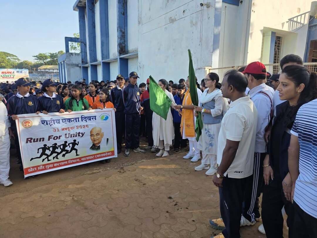 #बालाघाट
सरदार पटेल की जयंती पर निकाली गई रन फॉर यूनिटी, दिया राष्ट्रीय एकता का संदेश
सांसद भारती पारधी ने हरी झंडी दिखाकर किया रवाना, नागरिकों को दिलाई राष्ट्रीय एकता की शपथ
लौह पुरुष सरदार वल्लभ भाई पटेल की 151वीं जयंती के अवसर पर शनिवार, 31 अक्टूबर को बालाघाट में रन फॉर यूनिटी का आयोजन किया गया। नेहरू युवा केंद्र, जिला प्रशासन, जिला खेल एवं युवा कल्याण विभाग तथा केंद्रीय संचार ब्यूरो के संयुक्त तत्वावधान में आयोजित इस एकता दौड़ में जनप्रतिनिधियों, अधिकारियों, विद्यार्थियों और नागरिकों ने उत्साहपूर्वक भाग लेकर राष्ट्रीय एकता और अखंडता का संदेश दिया।
मुलना स्टेडियम से आयोजित रन फॉर यूनिटी को बालाघाट-सिवनी लोकसभा क्षेत्र की सांसद श्रीमती भारती पारधी ने पुलिस लाइन से हरी झंडी दिखाकर रवाना किया। इससे पहले उन्होंने उपस्थित जनसमुदाय को राष्ट्रीय एकता की शपथ दिलाई। कार्यक्रम में पिछड़ा वर्ग आयोग की सदस्य श्रीमती मौसम बिसेन, कलेक्टर श्री आदित्य सिंह, प्रभारी पुलिस अधीक्षक श्री नीतेश भार्गव, अपर कलेक्टर श्री डीपी बर्मन, नगर पालिका अध्यक्ष श्रीमती भारती ठाकुर, एसडीएम श्री गोपाल सोनी, जिला खेल अधिकारी श्री राहुल बारेसा सहित विभिन्न विभागों के अधिकारी, गणमान्य नागरिक तथा स्कूल-कॉलेजों के छात्र-छात्राएं शामिल हुए।
एकता दौड़ मुलना स्टेडियम से प्रारंभ होकर आंबेडकर चौक, हनुमान चौक और काली पुतली चौक होते हुए पुनः आंबेडकर चौक पहुंची। यहां से प्रतिभागी वापस मुलना स्टेडियम पहुंचे, जहां दौड़ का समापन हुआ।
इस अवसर पर सांसद श्रीमती भारती पारधी ने कहा कि वर्ष 1947 में जब देश आजाद हुआ, तब भारत 500 से अधिक रियासतों में बंटा हुआ था। सरदार वल्लभ भाई पटेल ने अपनी दृढ़ इच्छाशक्ति और कुशल नेतृत्व से इन रियासतों का भारत में विलय कराकर देश की एकता और अखंडता को मजबूत आधार प्रदान किया। उनके इस ऐतिहासिक योगदान के कारण ही उन्हें लौह पुरुष के नाम से जाना जाता है।
उन्होंने कहा कि सरदार पटेल ने राष्ट्र की एकता और अखंडता के लिए जिस दृढ़ता के साथ कार्य किया, वह आज भी हम सभी के लिए प्रेरणास्रोत है। उनकी जयंती पर हमें संकल्प लेना चाहिए कि देश की एकता, अखंडता और संप्रभुता को बनाए रखने के लिए पूरी निष्ठा से कार्य करेंगे तथा भारत को मजबूत और सशक्त राष्ट्र बनाने में अपना योगदान देंगे।
#RunForUnity 🏃🇮🇳 #MPSports #CMMadhyaPradesh
#RashtriyaEktaDiwas
#JansamparkMP