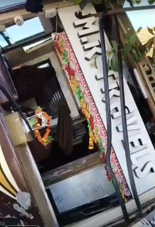 सवारियों से भरी बस दीवार तोड़कर घर में घुसी:अंदर सो रही बुजुर्ग महिला घायल, मोड़ पर बेकाबू हुई थी
.
.
.
पाली जिले के नाडोल क्षेत्र के खारड़ा गांव में शुक्रवार रात करीब 1 बजे सवारियों से भरी निजी बस बेकाबू होकर एक घर में घुस गई। हादसे में मकान की दीवार टूट गई। छत को भी नुकसान हुआ है। घर में सो रही 65 साल की बुजुर्ग महिला घायल हो गई, जिन्हें इलाज के लिए अस्पताल ले जाया गया। राहत की बात रही कि बस में सवार किसी यात्री को गंभीर चोट नहीं आई। खारड़ा गांव निवासी हिम्मताराम ने बताया कि शुक्रवार रात उनकी मां अमकी देवी घर में सो रही थीं। वहीं, किरायेदार रावताराम अपने तीन साथियों के साथ कमरे में सो रहा था। रात करीब एक बजे उदयपुर से जोधपुर जा रही निजी बस मोड़ पर बेकाबू होकर उनके घर की दीवार से टकरा गई और अंदर घुस गई। हादसे में दीवार टूट गई और छत को भी नुकसान पहुंचा। घर के पोल में सो रही अमकी देवी (65) घायल हो गईं। उन्हें उपचार के लिए नाडोल अस्पताल ले जाया गया। अब उनकी हालत खतरे से बाहर बताई जा रही है। हादसे के समय बस में काफी सवारियां थीं। अचानक हुए हादसे से यात्री घबरा गए। हालांकि, किसी यात्री को गंभीर चोट नहीं आई। बाद में सभी सवारियों को दूसरे वाहनों से रवाना किया गया। घटना को लेकर हिम्मताराम ने रानी थाने में रिपोर्ट दी है। उन्होंने बताया कि हादसे के समय वह देवली पाबूजी गांव में थे। वहां उनकी पंचर की दुकान है और रात को वह वहीं रुके हुए थे।
#PaliNews
#AccidentNews
#jaivardhannews