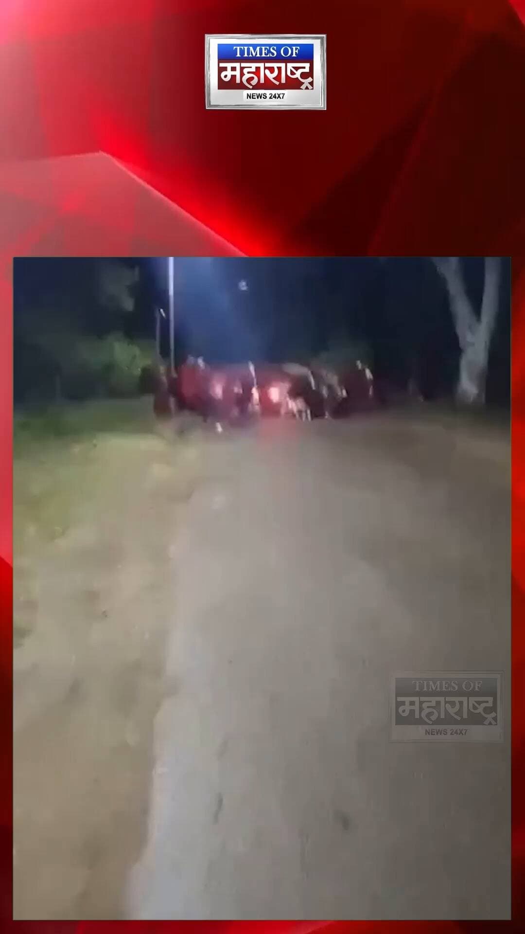 भूतानमध्ये हिमनदी सरोवराचा उद्रेक! महापुराचा धोका भारतापर्यंत; १० हजारांहून अधिक नागरिक सुरक्षितस्थळी
भूतानच्या गासा जिल्ह्यातील शिंताफू (लेमथांग) हिमनदी सरोवराचा उद्रेक (GLOF) झाल्यानंतर हिमालयीन भागात महापुरासारखी परिस्थिती निर्माण झाली आहे. या घटनेनंतर बौद्ध भिक्षू रात्रीच्या अंधारात सुरक्षित ठिकाणी जात असल्याचा व्हिडिओ सोशल मीडियावर व्हायरल होत आहे.
पुराच्या पाण्यामुळे आणि ढिगाऱ्यांमुळे मो छू नदीकाठचे रस्ते तसेच गरम पाण्याच्या झऱ्यांच्या सुविधांचे मोठे नुकसान झाले आहे. आतापर्यंत जीवितहानी झाल्याचे वृत्त नाही.
पूरपाणी मो छू नदीतून संकोश नदीमार्गे भारताच्या दिशेने वाहत असल्याने पश्चिम बंगालच्या अलीपूरद्वार जिल्ह्यातील १० हजारांहून अधिक नागरिकांना सुरक्षित स्थळी हलवण्यात आले आहे. आसामच्या धुबरी जिल्ह्यातही उच्च सतर्कतेचा इशारा देण्यात आला आहे.
#BhutanFlood #GLOF #GlacialLakeOutburst #Bhutan #Alipurduar #Assam #FloodAlert #BreakingNews #भूतान #महापूर #पूरस्थिती