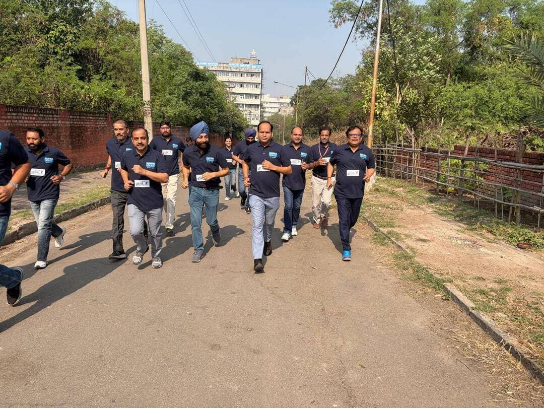 एनएचपीसी लिमिटेड, क्षेत्रीय कार्यालय, चंडीगढ़ में मनाया गया एकता दिवस एवं आयोजित की गई ‘फिट इंडिया फ्रीडम रन 7.0’
एनएचपीसी लिमिटेड, क्षेत्रीय कार्यालय, चंडीगढ़ द्वारा कार्यपालक निदेशक श्री आदित्य गौतम के नेतृत्व में आज दिनांक 31 अक्टूबर 2026 को राष्ट्रीय एकता दिवस मनाया गया तथा ‘फिट इंडिया फ्रीडम रन 7.0’ का आयोजन किया गया।
इस अवसर पर कार्यपालक निदेशक श्री आदित्य गौतम के नेतृत्व में कार्यालय के समस्त कार्मिकों ने लौह पुरुष सरदार वल्लभभाई पटेल की 151वीं जयंती के उपलक्ष्य में राष्ट्रीय एकता दिवस की शपथ ली। इसके साथ ही ‘फिट इंडिया फ्रीडम रन 7.0’ के अंतर्गत सामूहिक दौड़ का आयोजन किया गया।
कार्यपालक निदेशक श्री आदित्य गौतम ने स्वयं समस्त कार्मिकों के साथ दौड़ में भाग लिया तथा सभी अधिकारियों एवं कर्मचारियों को स्वस्थ जीवनशैली अपनाने, नियमित व्यायाम करने और शारीरिक रूप से सक्रिय रहने के लिए प्रेरित किया। इस कार्यक्रम में कार्यालय के अधिकारियों, कर्मचारियों एवं संविदा कार्मिकों ने उत्साहपूर्वक भाग लिया। सभी प्रतिभागियों ने अपनी सक्रिय सहभागिता के माध्यम से फिटनेस, स्वास्थ्य एवं जागरूकता का संदेश दिया और आयोजन को सफल बनाया।
इस आयोजन का मुख्य उद्देश्य लोगों को स्वास्थ्य एवं फिटनेस के प्रति जागरूक करना तथा दैनिक जीवन में दौड़, व्यायाम एवं अन्य शारीरिक गतिविधियों को अपनाने के लिए प्रोत्साहित करना था।